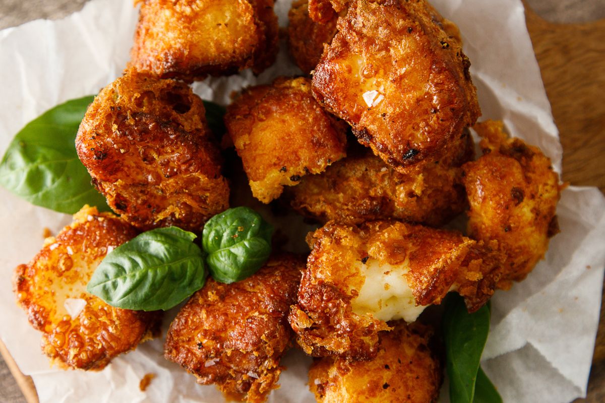 Domowy fast food z halloumi. Wjeżdża do wieczornego filmu jak złoto