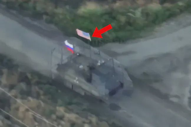 Rosjanie szarżują z flagą USA. Jest reakcja Kijowa