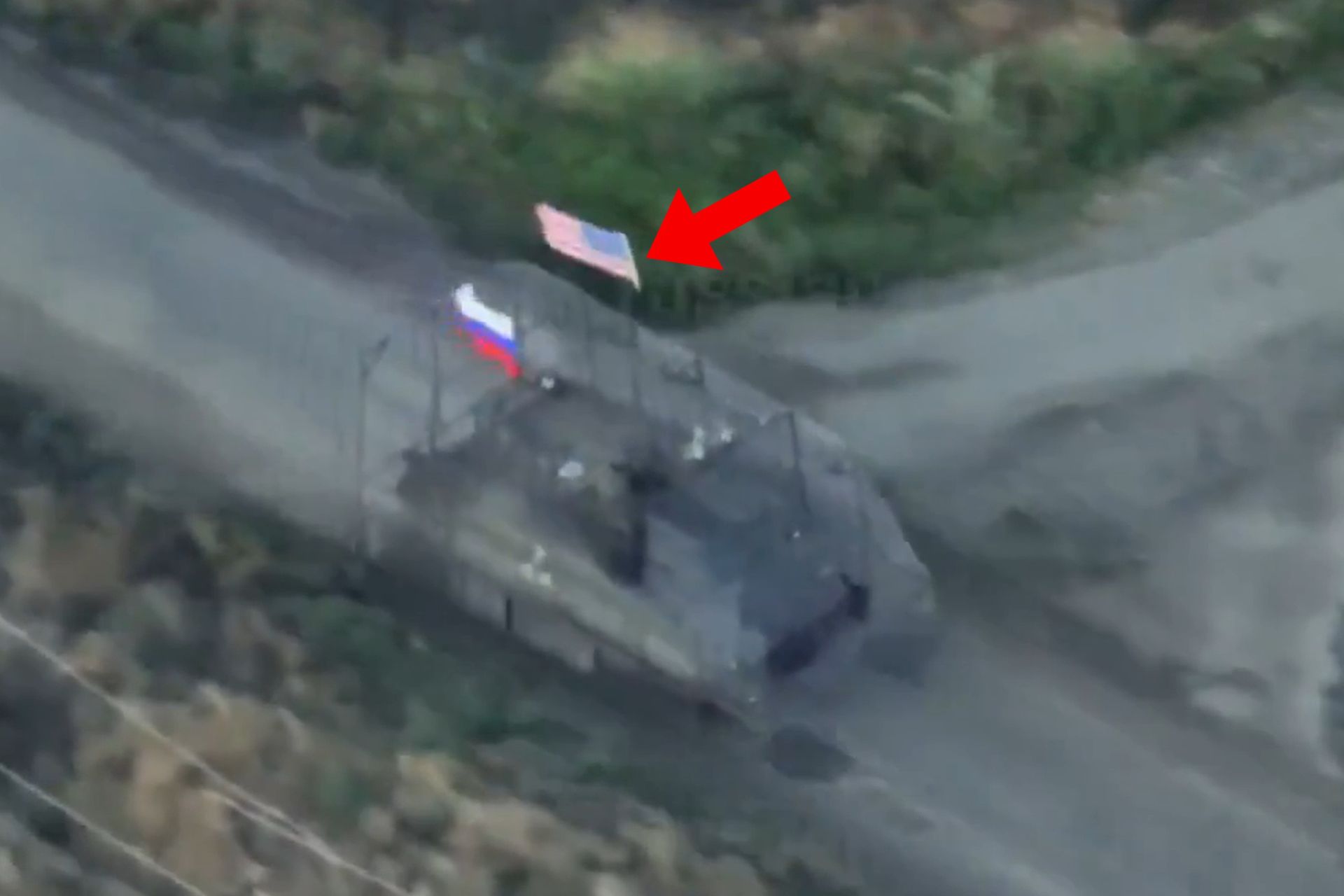 Szarża Rosjan. Szturmują wozem z flagą USA