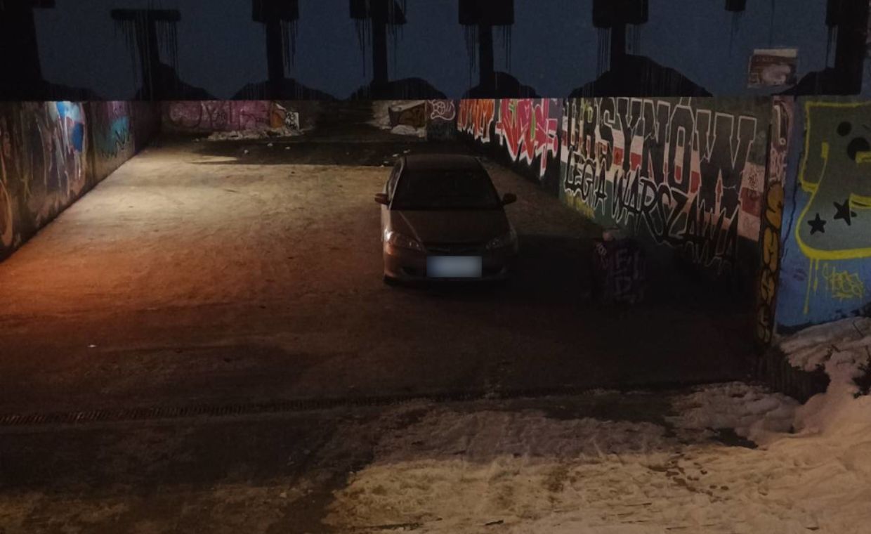 Po schodach do przejścia podziemnego. Policja weszła mu do mieszkania