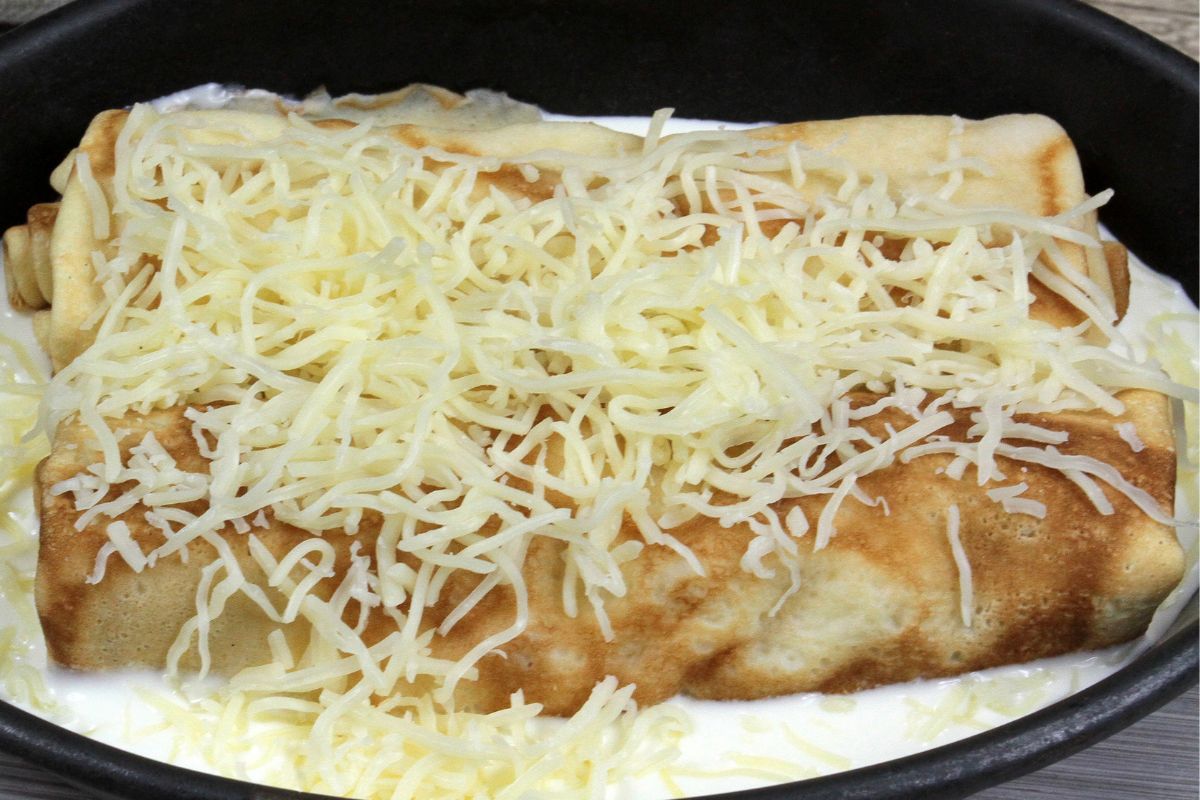 Nie żałuj farszu i zapiecz pod kremowym sosem. Jednym naleśnikiem najesz się do syta