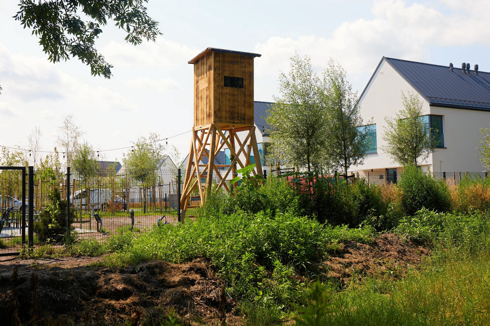 Wieża jak ambona na osiedlu. Mieszkańcy i ekolodzy zaniepokojeni