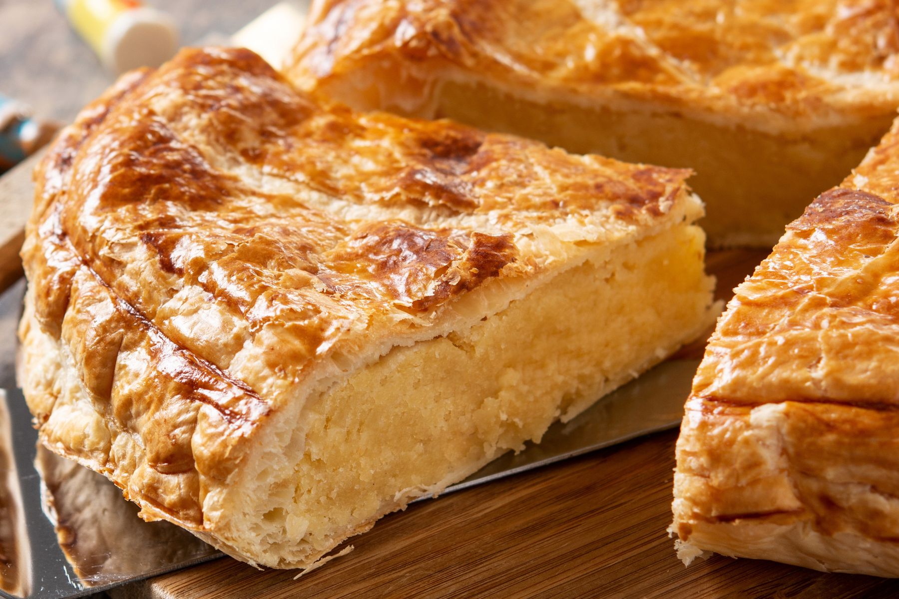 Francuzi pieką na Trzech Króli. Ten, kto trafi na niespodziankę, dostanie koronę