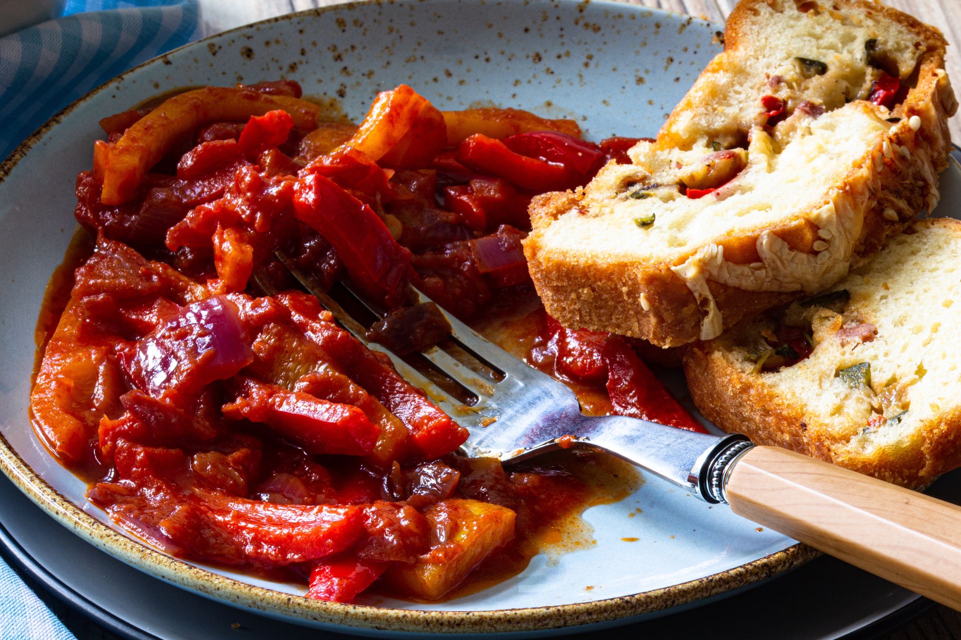 Węgierski szef kuchni zdradził mi, iż nigdy nie dodaje tego do leczo. Polacy wciąż to robią i psują smak dania