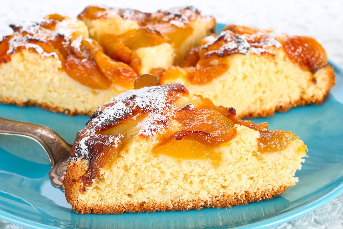 Szybkie ciasto z brzoskwiniami. Ubijam jajka i mieszam z innymi składnikami, a resztę robi za mnie piekarnik