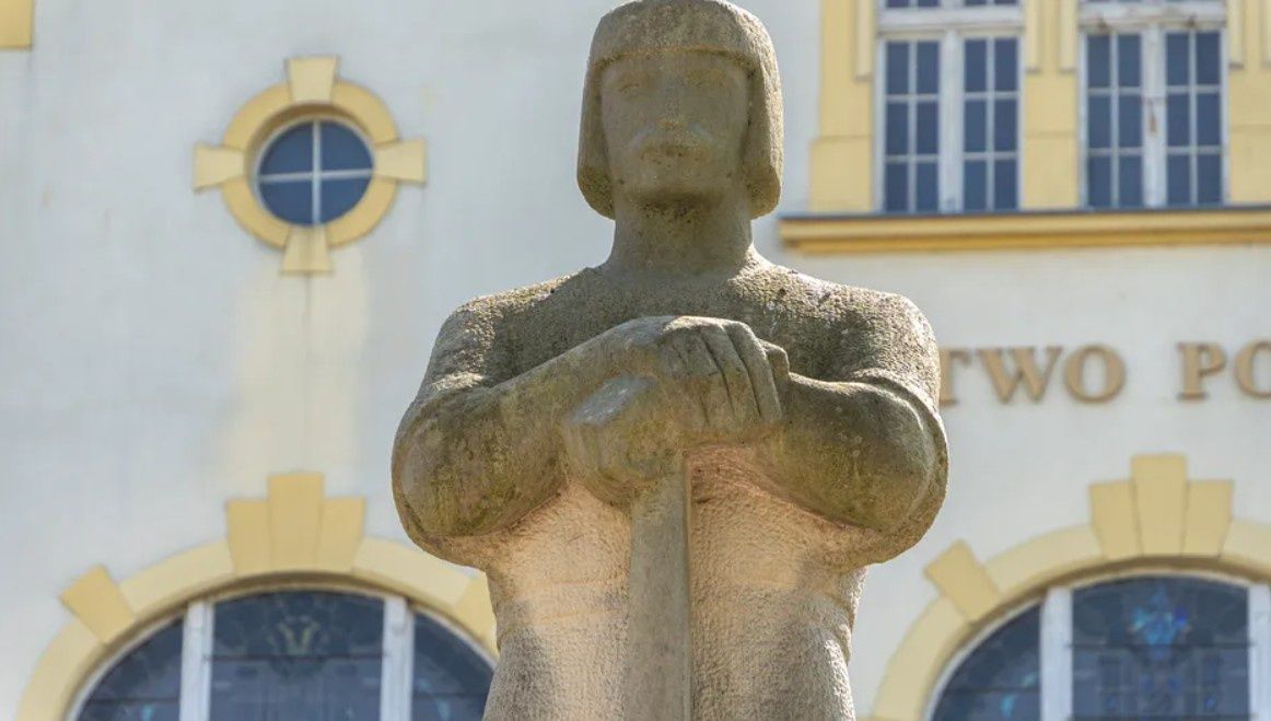 Tylko jeden taki pomnik w Polsce. Stoi w miejscu, gdzie nikt by się nie spodziewał