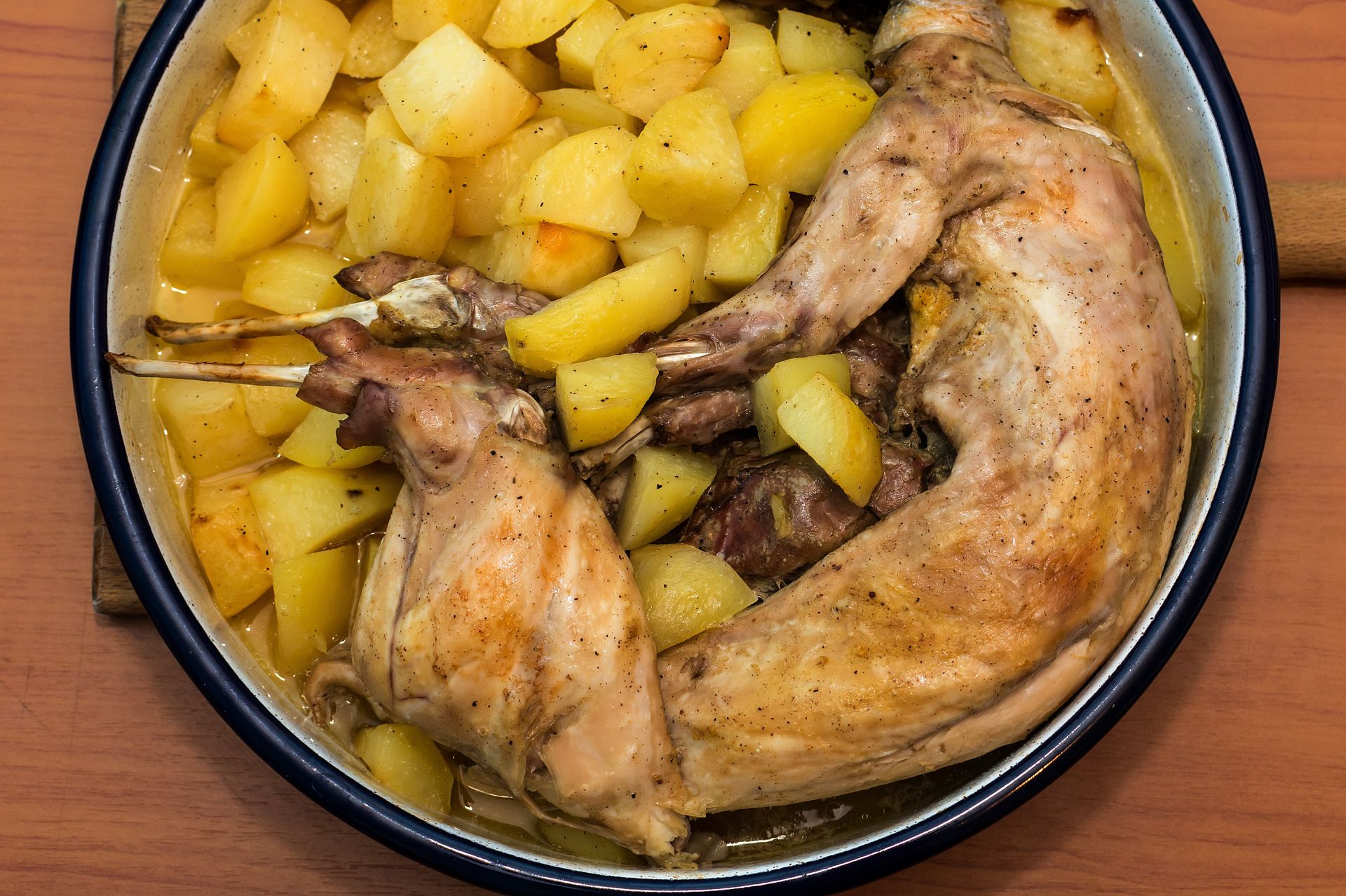 W takiej temperaturze piecz królika. Mięso będzie soczyste i bardzo smaczne