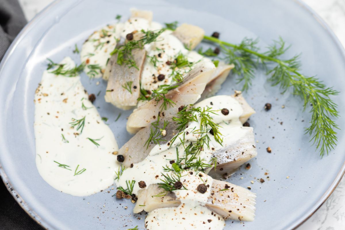 Zamiast w kutii, mak wylądował w śledziach. Nietypowe połączenie zachwyciło rodzinę