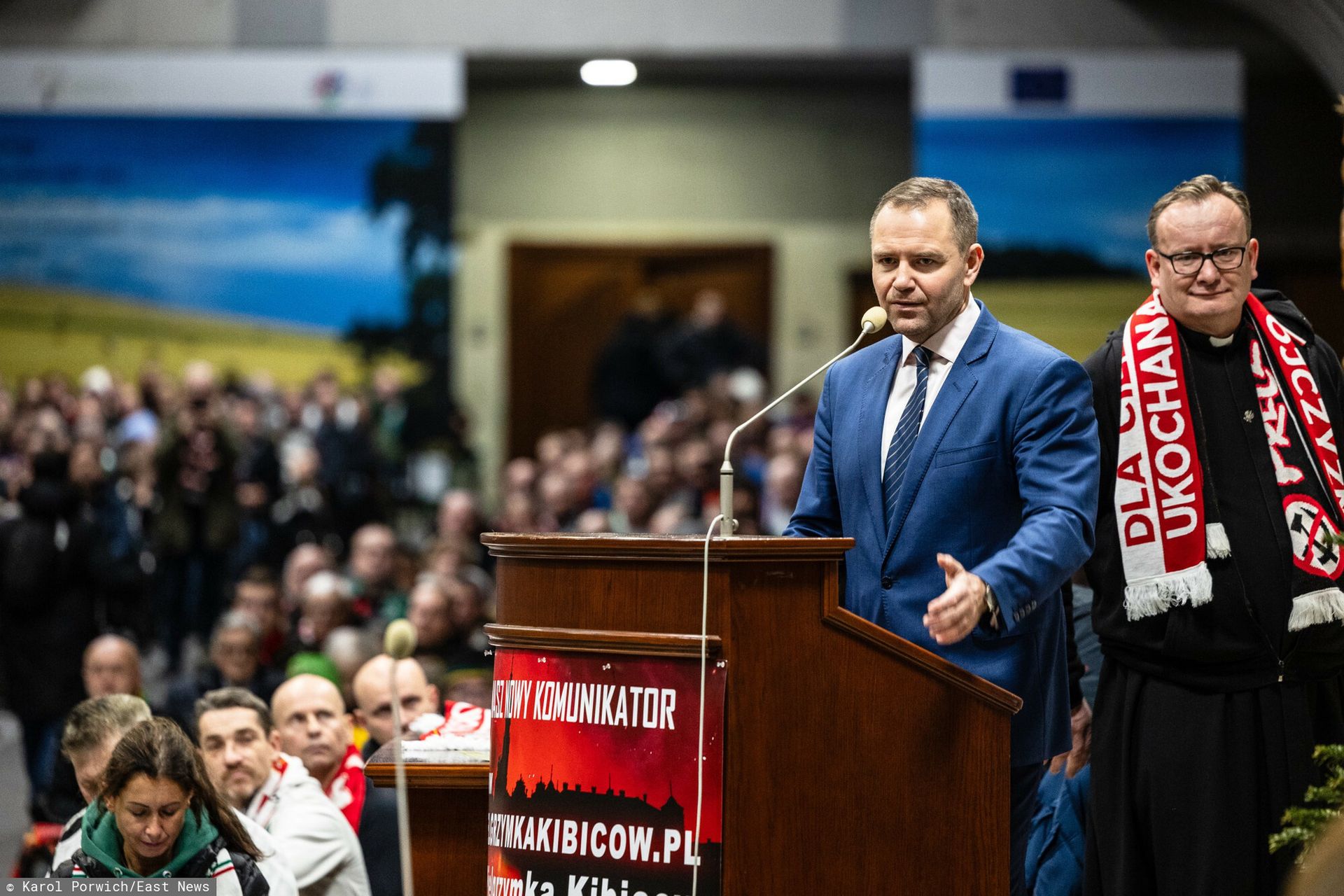 Kapelan prezydenta: Politycy mogliby się uczyć od kibiców