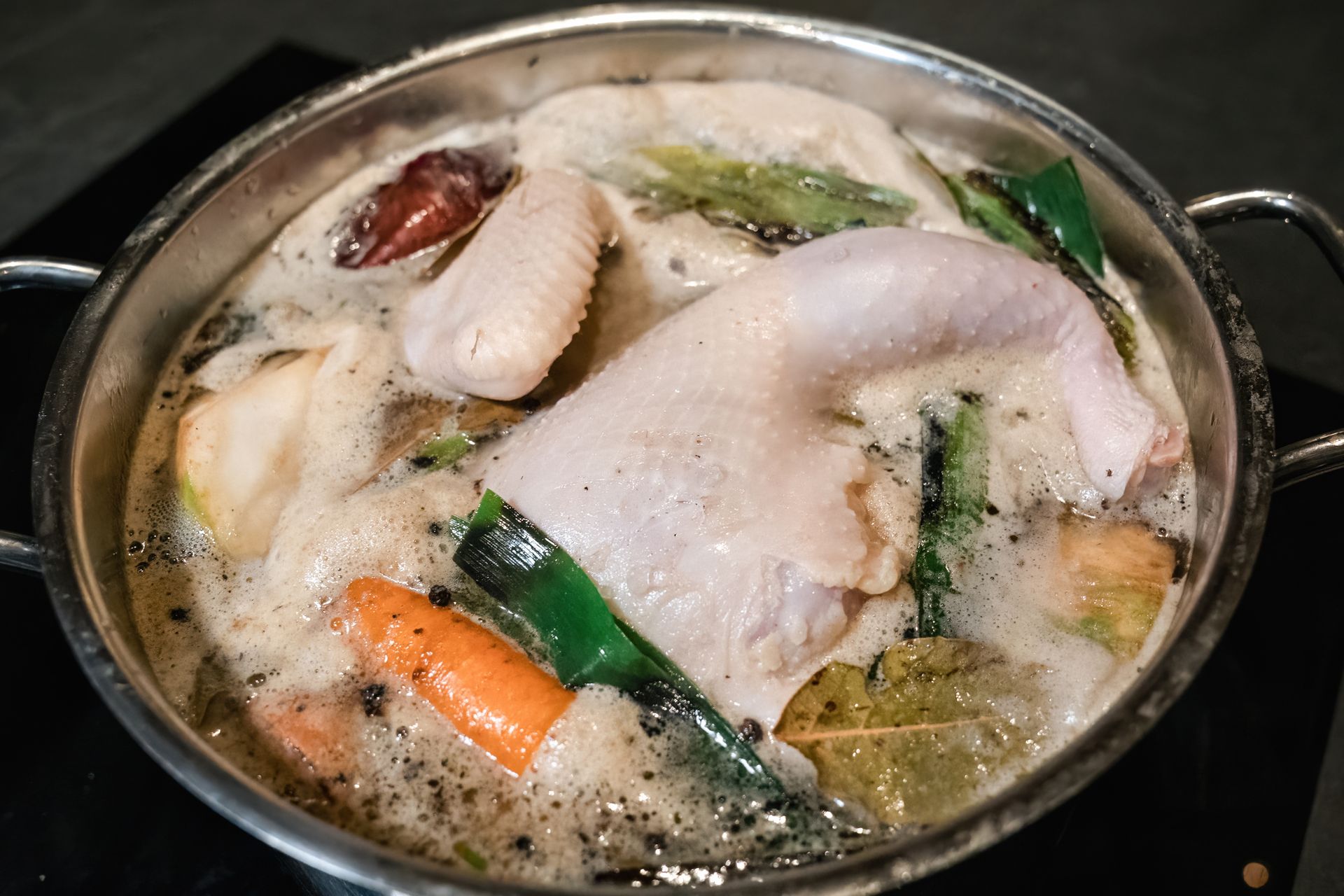 Wiesz, kiedy wyjąć mięso z rosołu? Wielu popełnia bład, a to najważniejsze dla smaku i klarowności bulionu