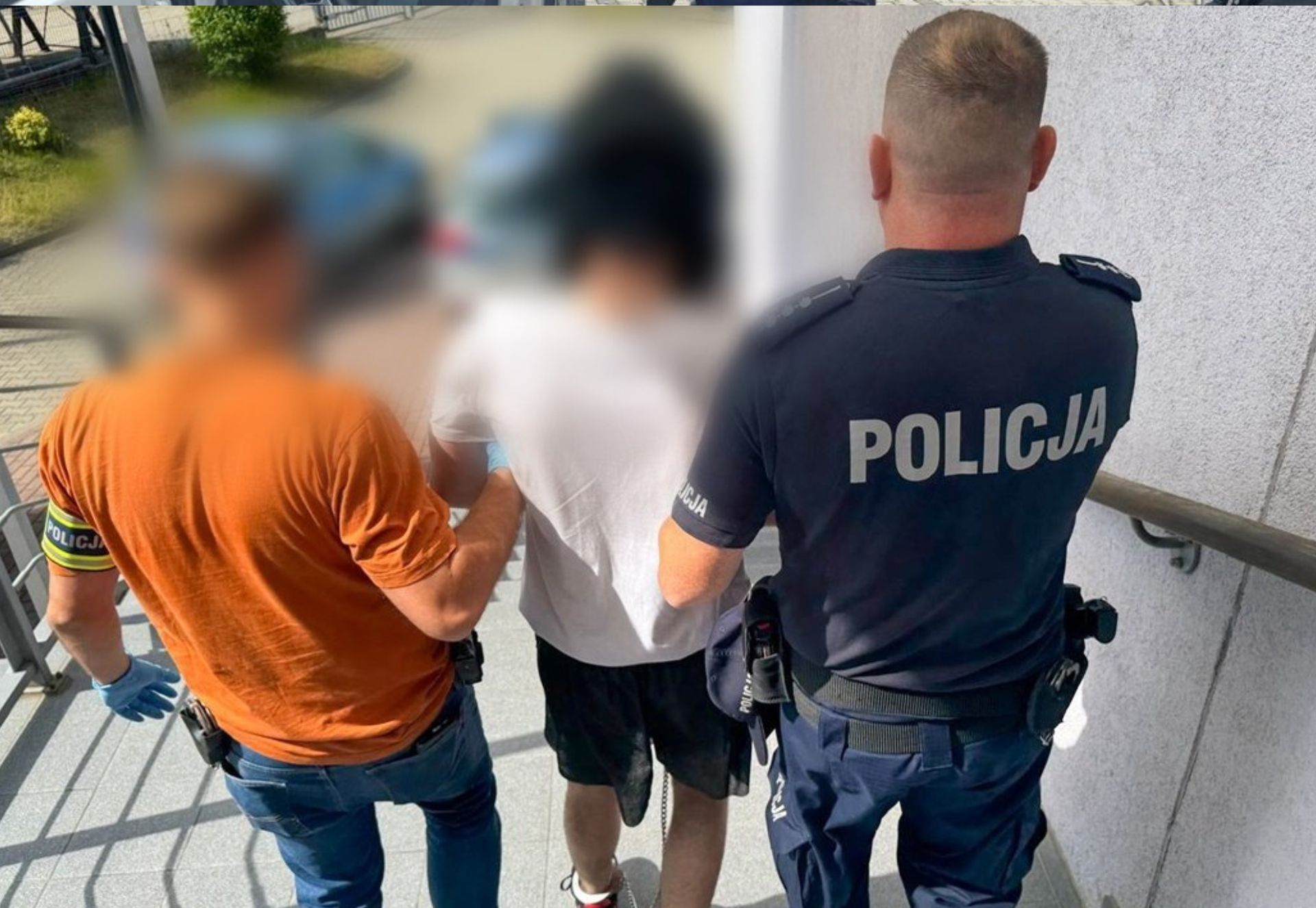 19-latek rzucił się z nożem na kobietę. Przechodziła przez ulicę