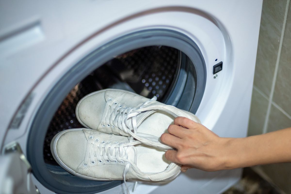 Pierzesz buty w pralce? Te wskazówki warto znać