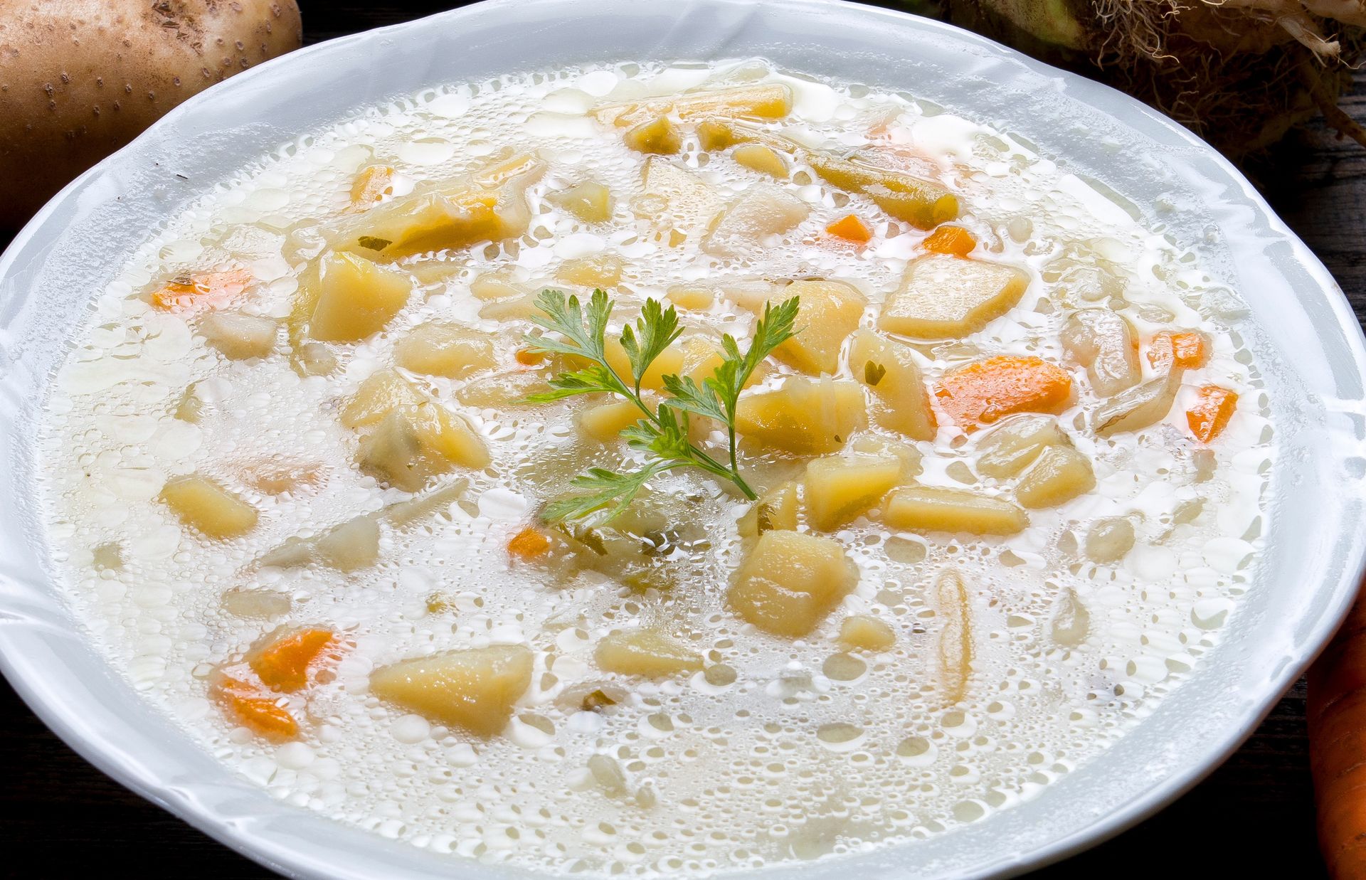 Nasze babcie robiły te zupę praktycznie z niczego. Tańszego przepisu nie znajdziesz