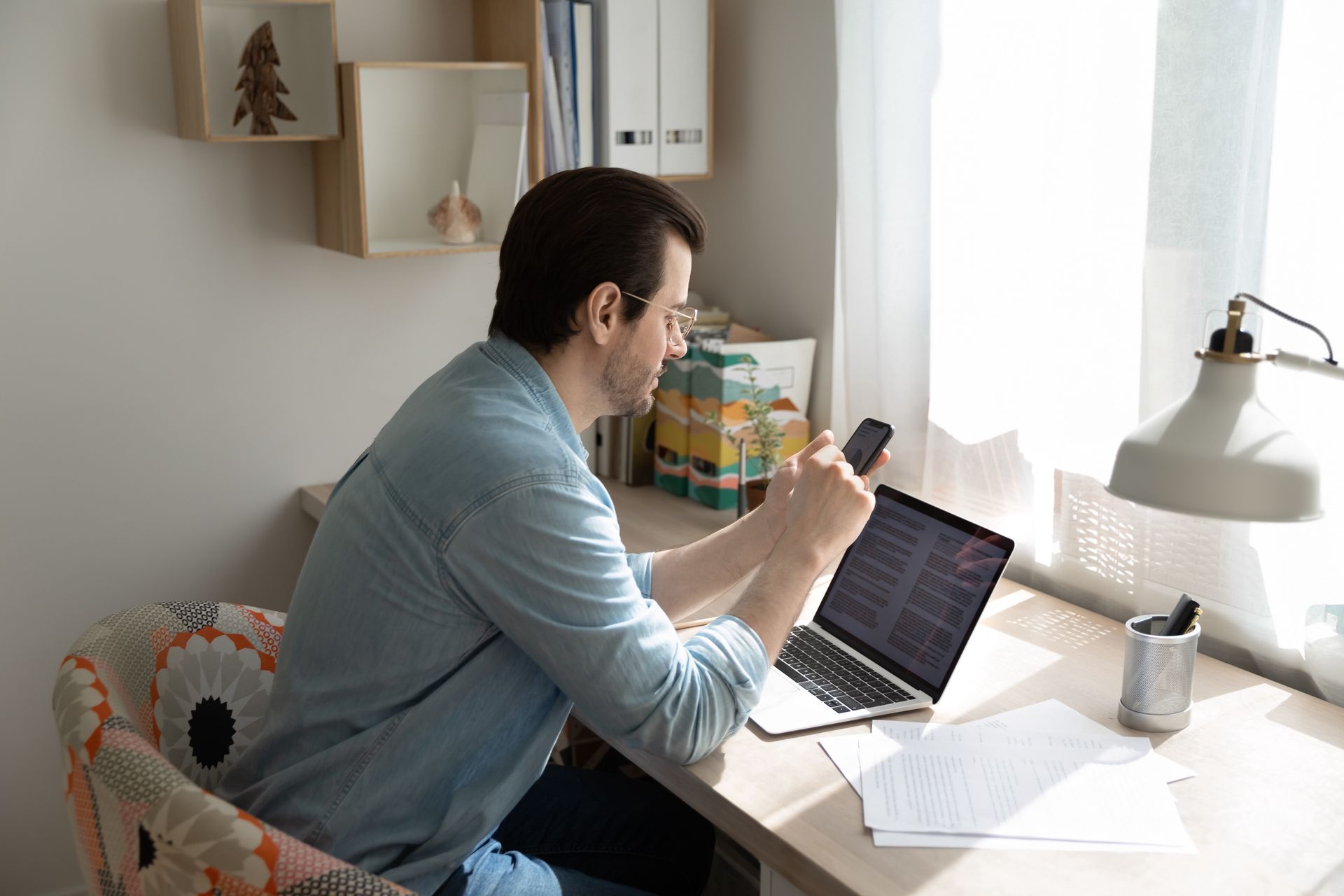 Polacy tyją, pracując z domu. Oto jak tego uniknąć. Trzy ważne nawyki