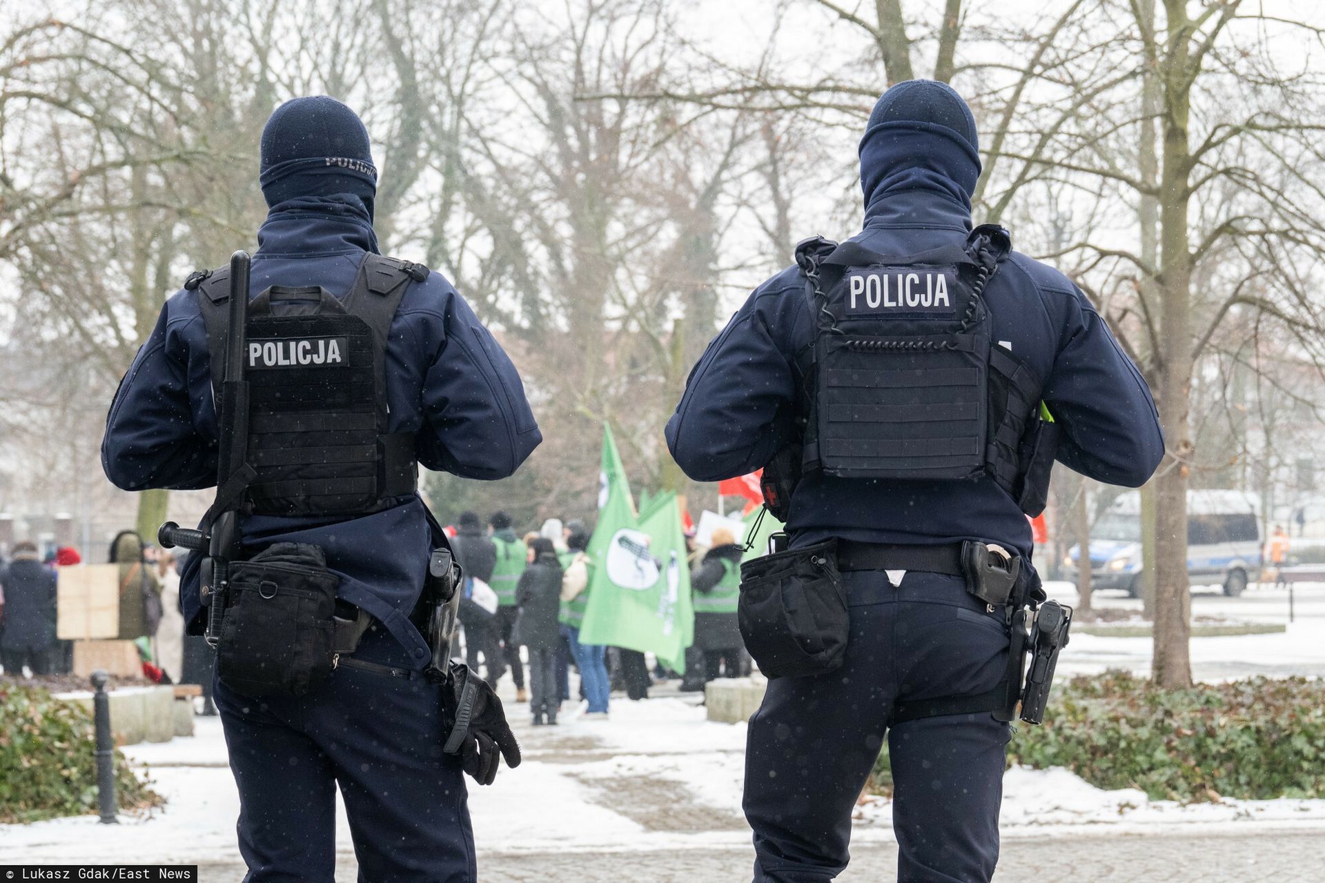 Policja czy wojsko? Porównaliśmy zarobki na start w służbach
