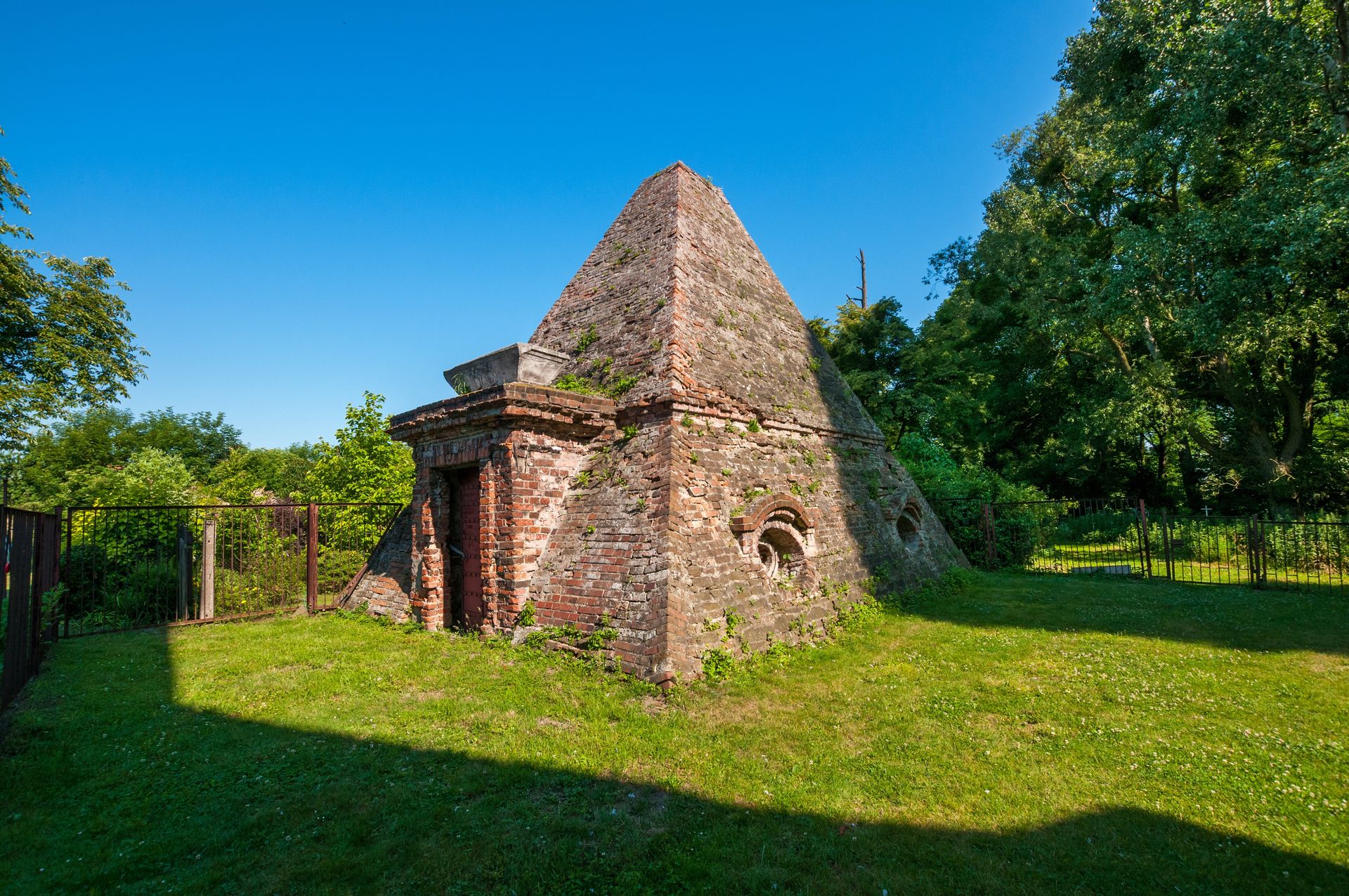 Tajemnice piramidy w Rożnowie – historia, która przyciąga turystów. Co warto o niej wiedzieć?