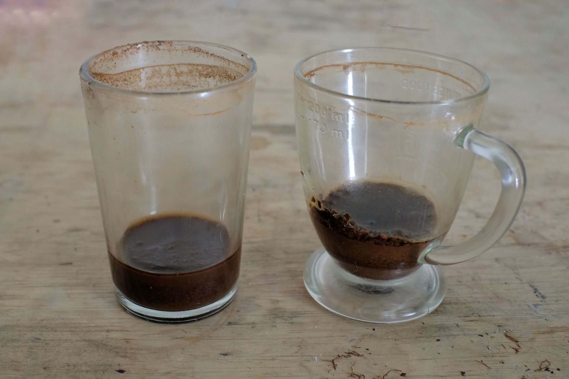 Fusy w kawie nie opadają? Mało kto wie, o czym to naprawdę świadczy