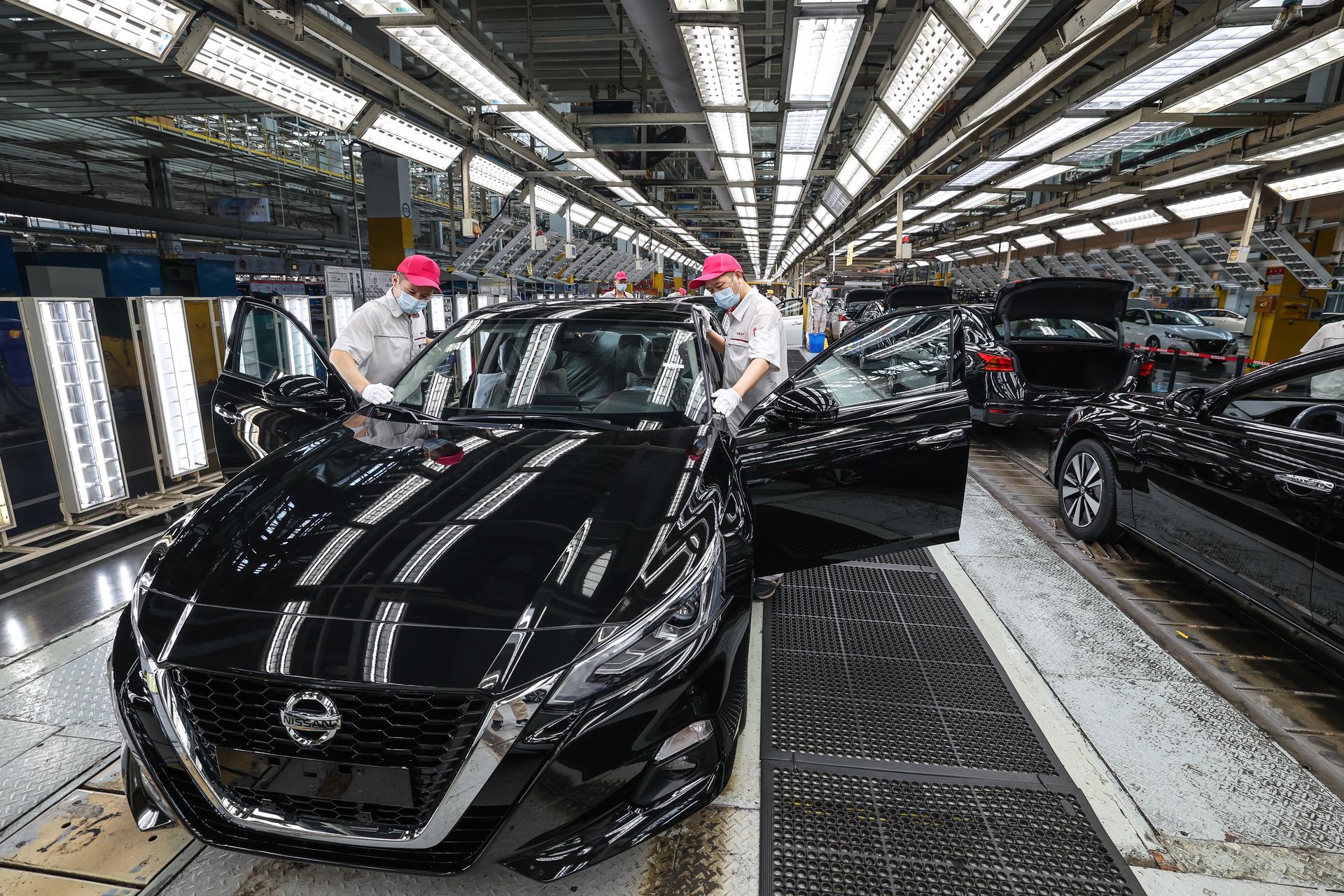 Problemy Nissana. Firma wzywa tysiące użytkowników aut do serwisów