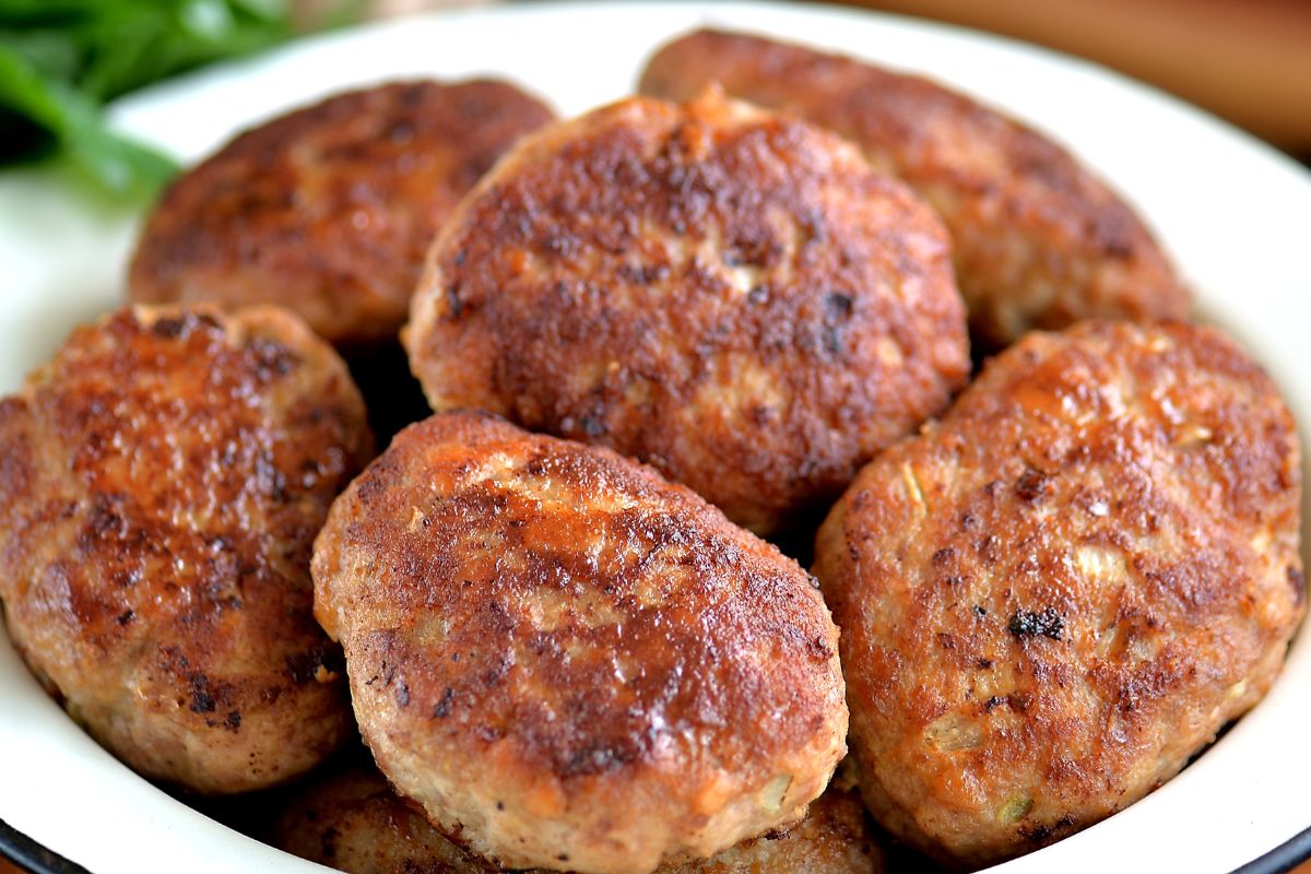 Nie dodawaj zbyt dużo takiego mięsa. Inaczej kotlety mielone popękają podczas smażenia i będą twarde