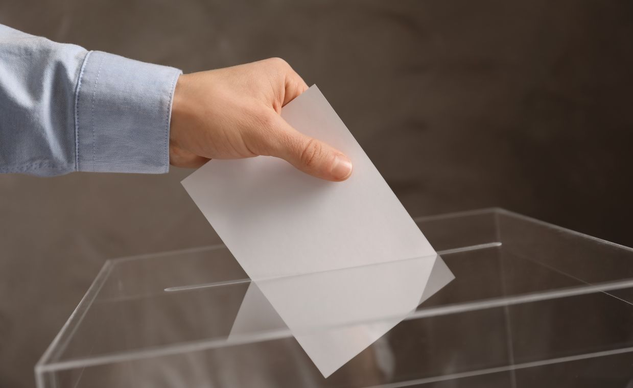 II tura wyborów prezydenckich 2025 za granicą. Do której głosowanie i czy można głosować po 21:00?