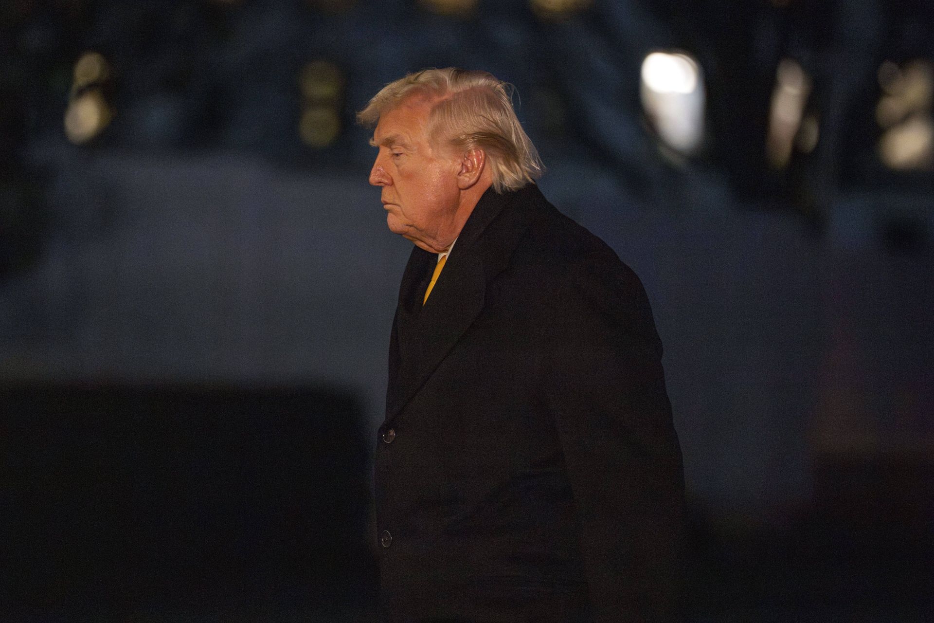 Poparcie dla Trumpa spada. Powód widać w sondażach