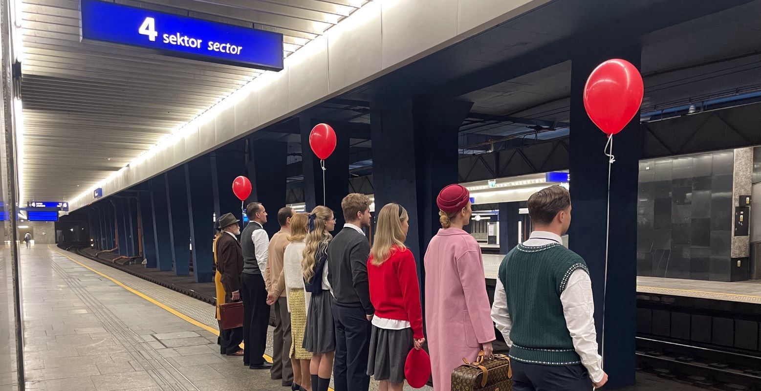 Czerwone balony w centrum Warszawy. Tak HBO Max promuje nowy serial