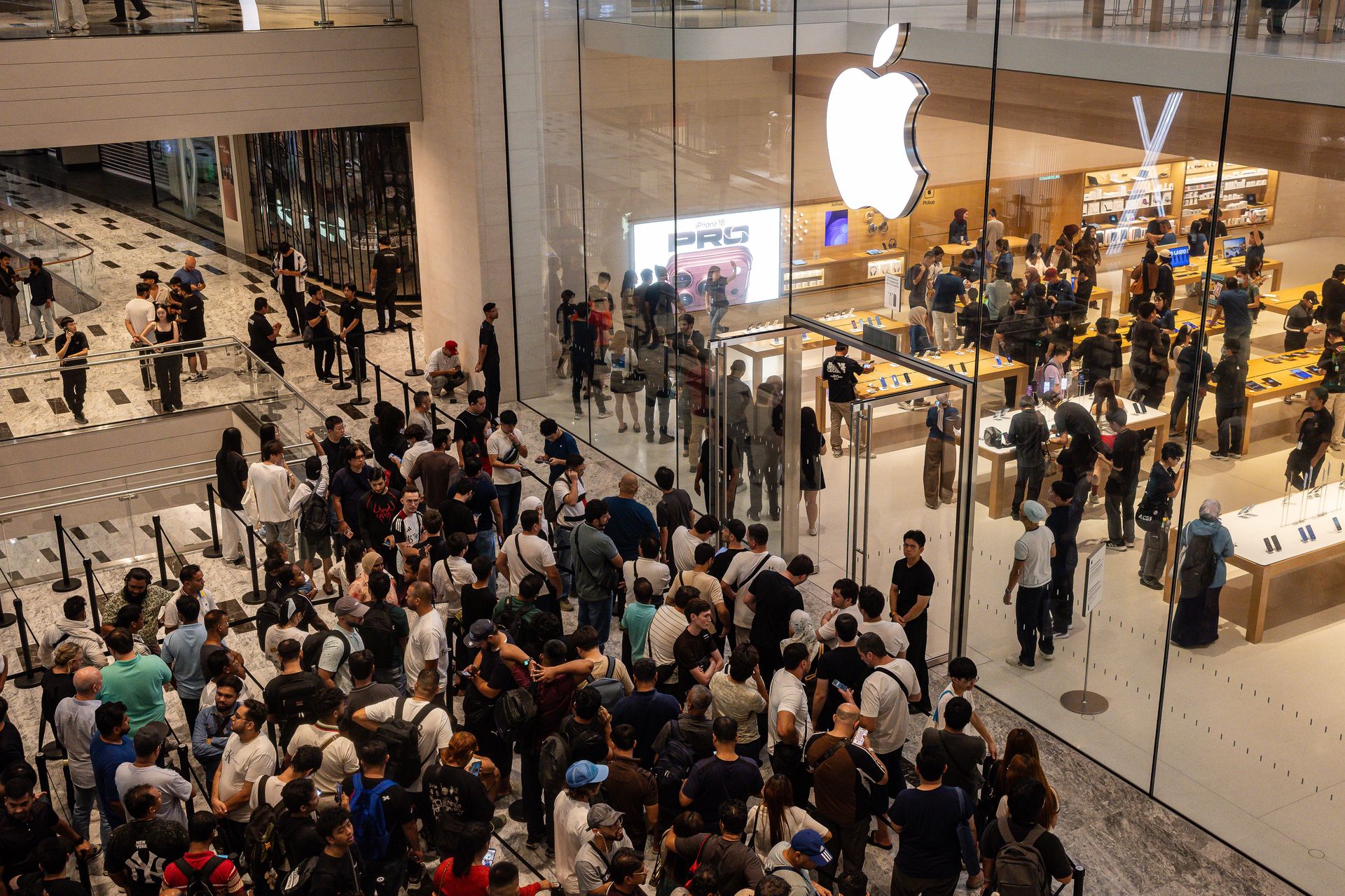 IPhone 18 Pro i 18 Pro Max już w sklepach. Tłumy pod Apple Store