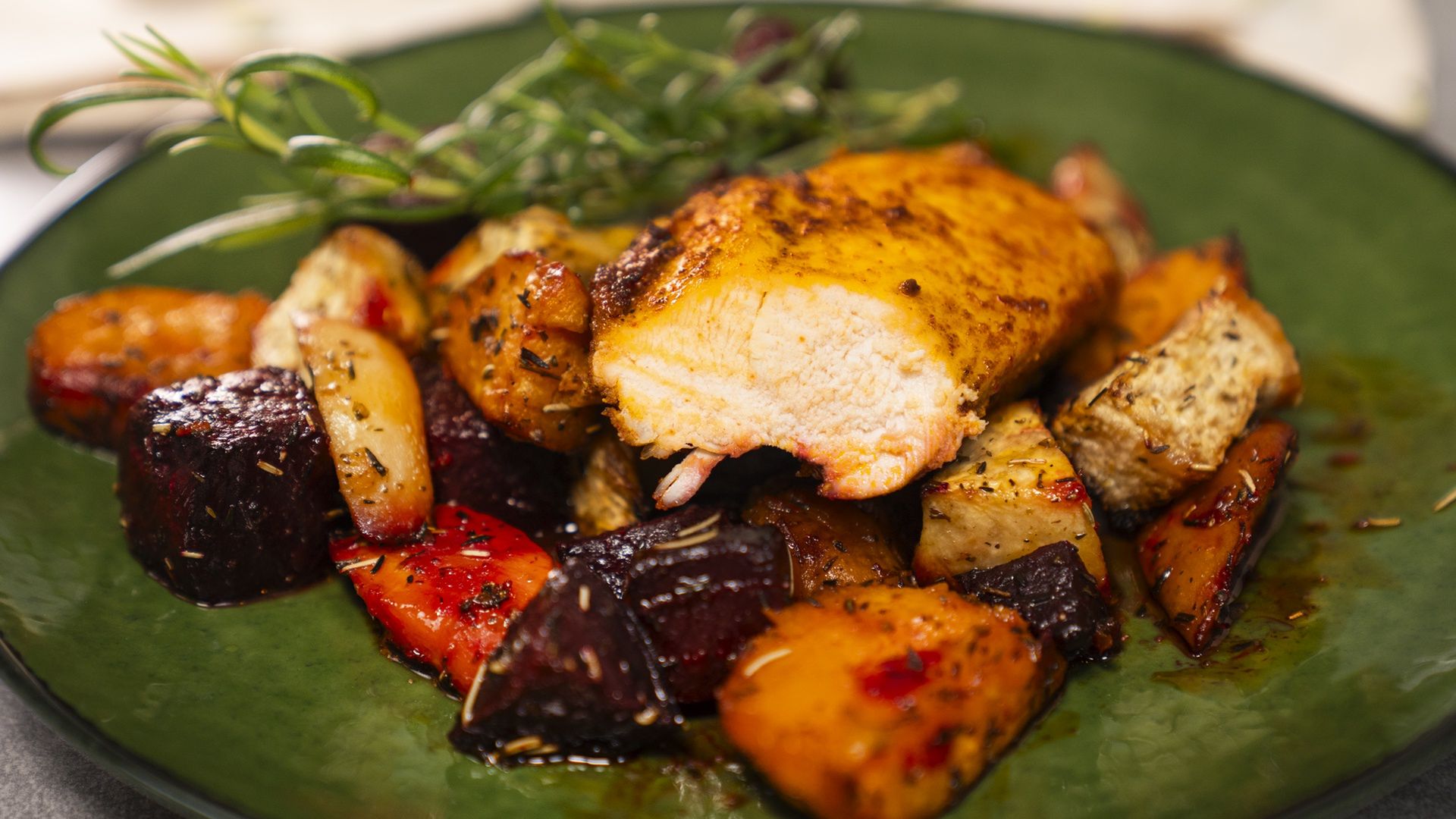 To mój niezawodny pomysł na obiad prosto z piekarnika. Kurczak zawsze jest bardzo soczysty