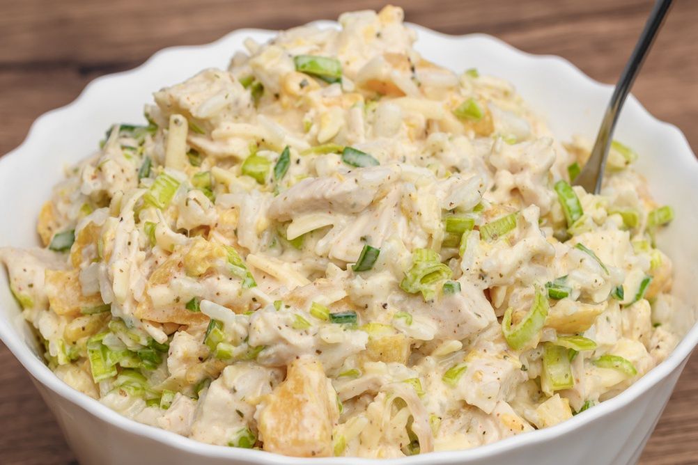 Łączę kilka składników. Mam pyszną, lekką sałatkę idealną na wielkanocny stół