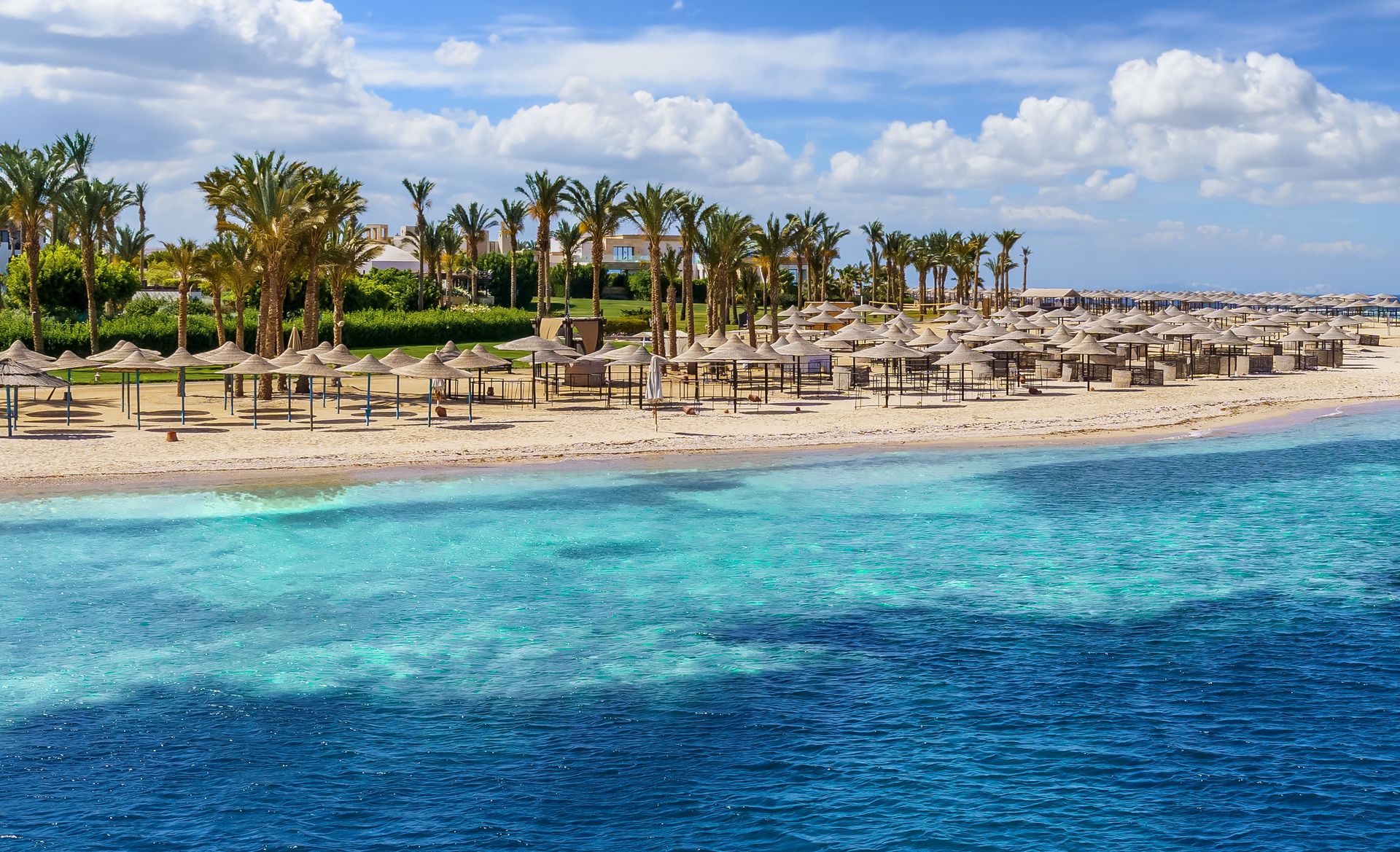 Więcej lotów do ulubionego kraju Polaków. Kurort przyciąga plażami i hotelami