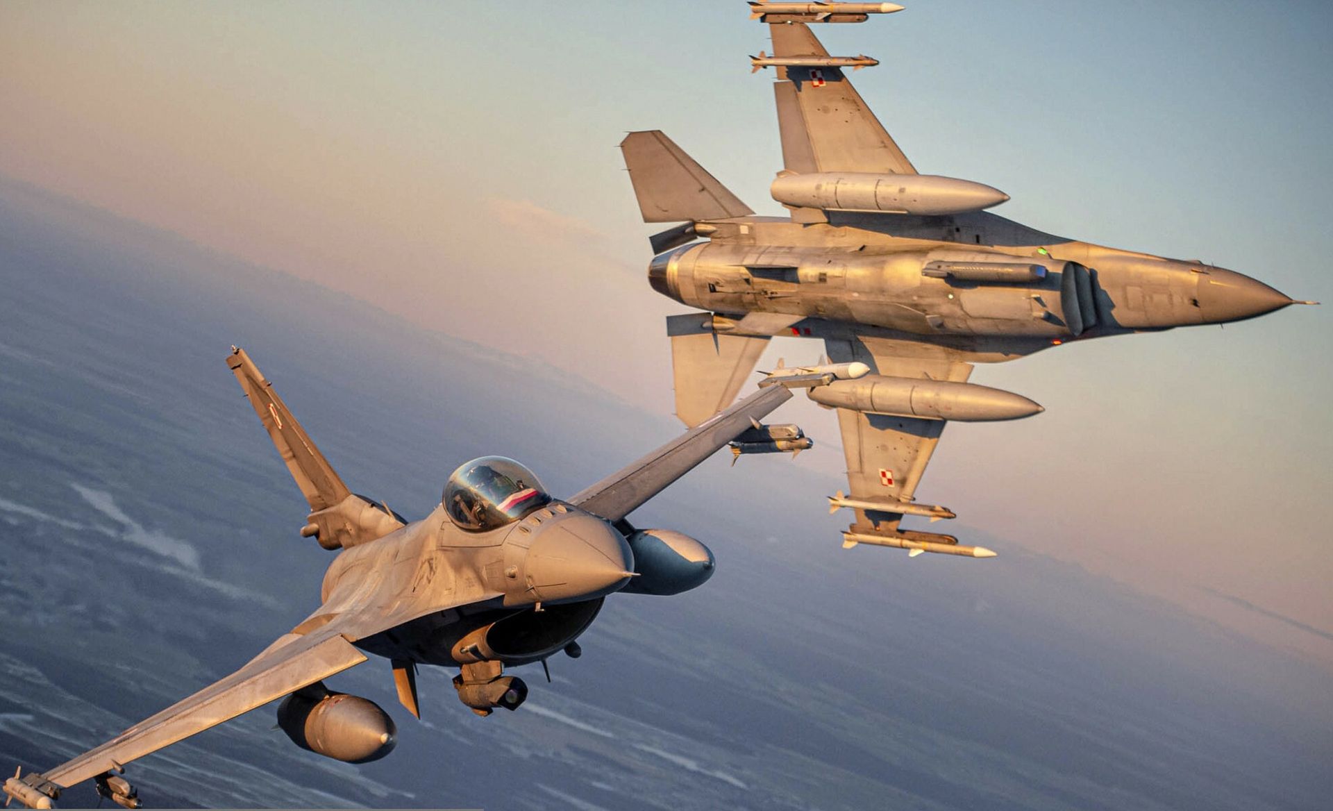 F-16 nad Warszawą. Karol Nawrocki przejął zwierzchnictwo nad Siłami Zbrojnymi