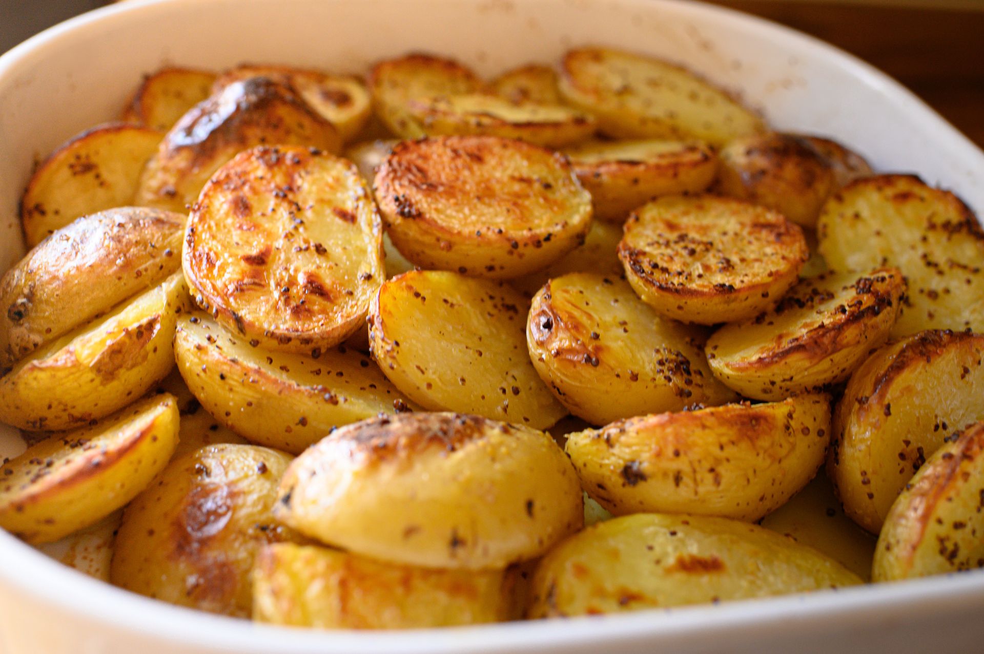 Tuż przed pieczeniem obtaczam ziemniaczki w tej marynacie. Tak pyszne, iż można jeść same, a chrupią aż miło