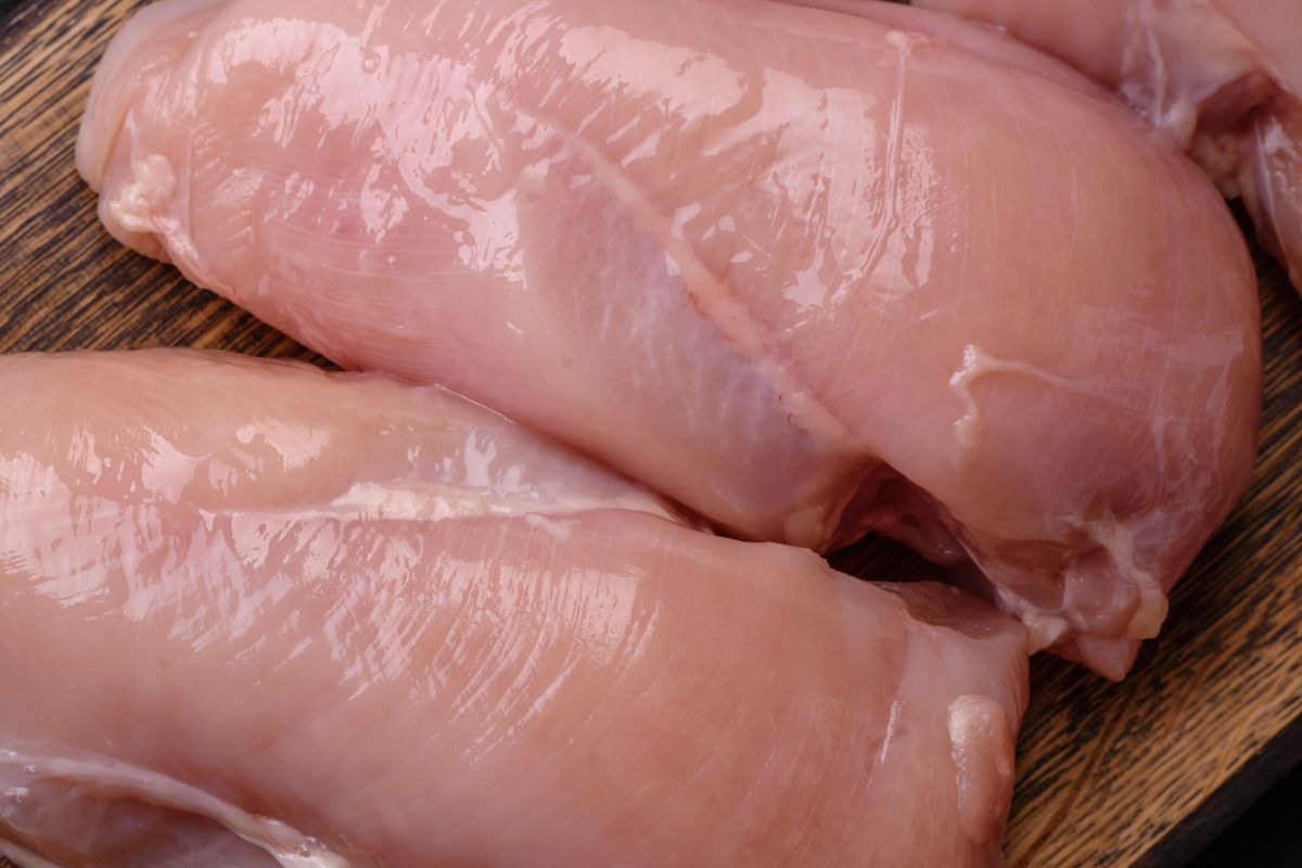 Większość nie wie. Wyjaśnijmy raz na zawsze, co oznaczają białe paski na piersi kurczaka