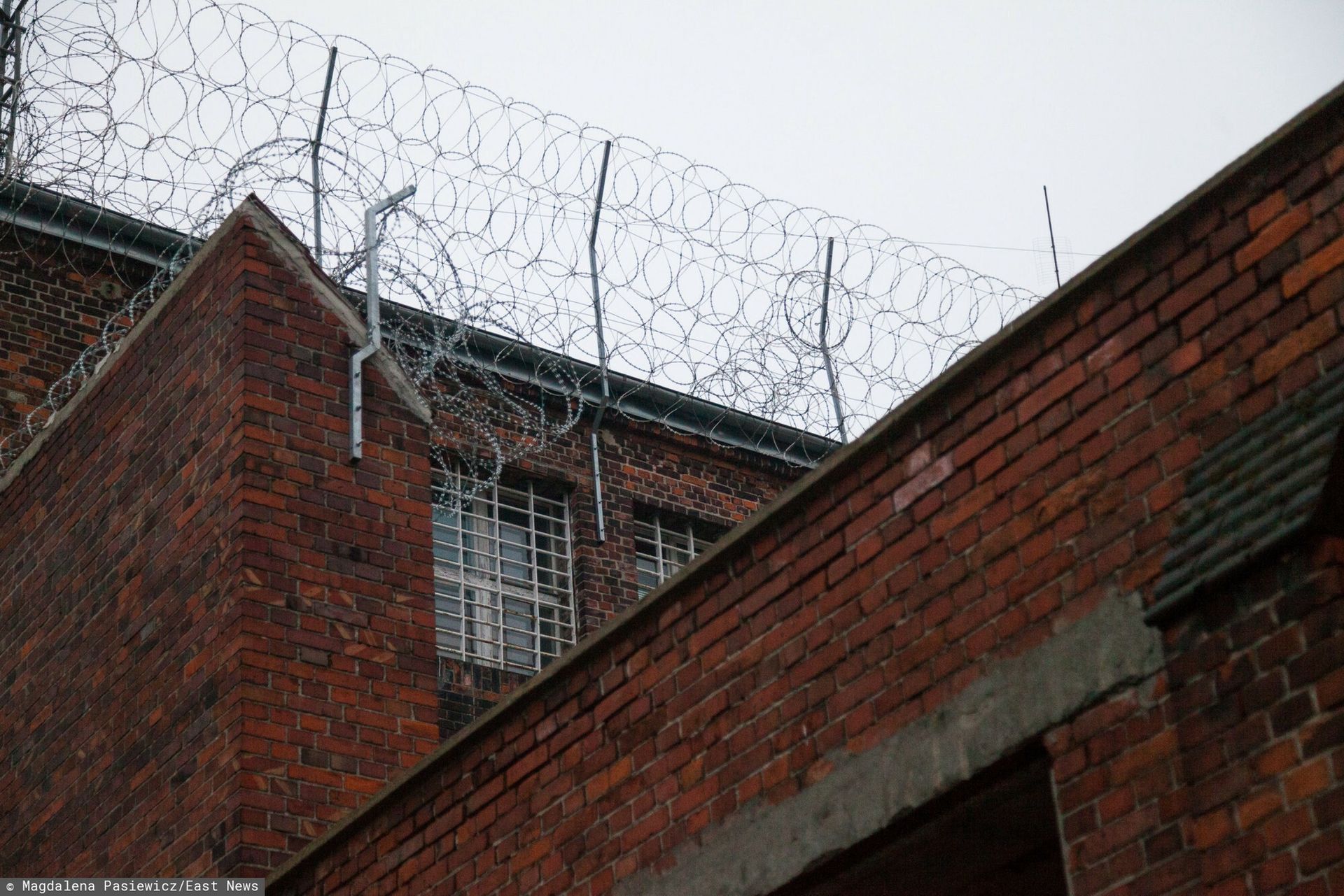 Śmierć w więzieniu. "Na głowie stwierdzono dwie rany"