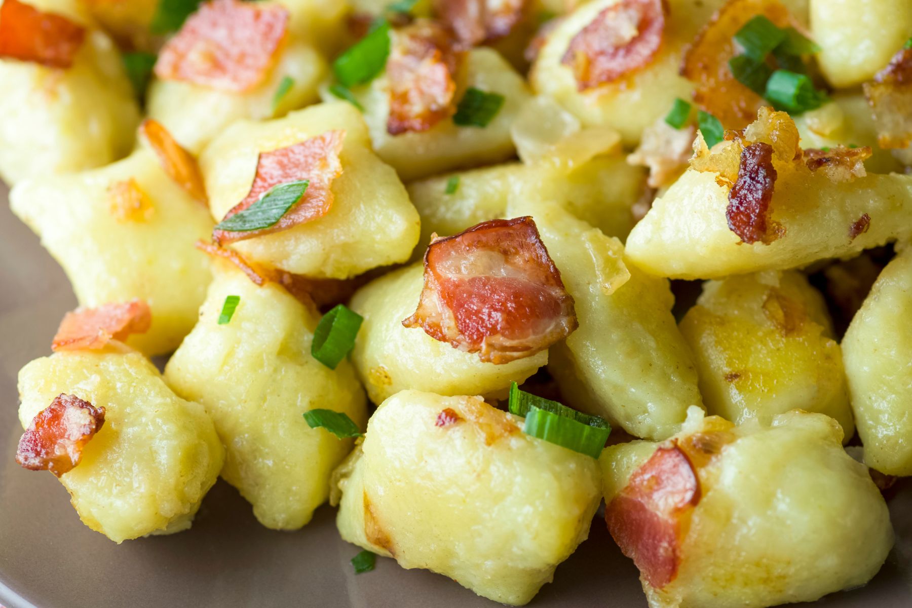 Kluski ruskie idealne na szybki obiad. Smakują jak pierogi, ale nie trzeba stać przy stolnicy