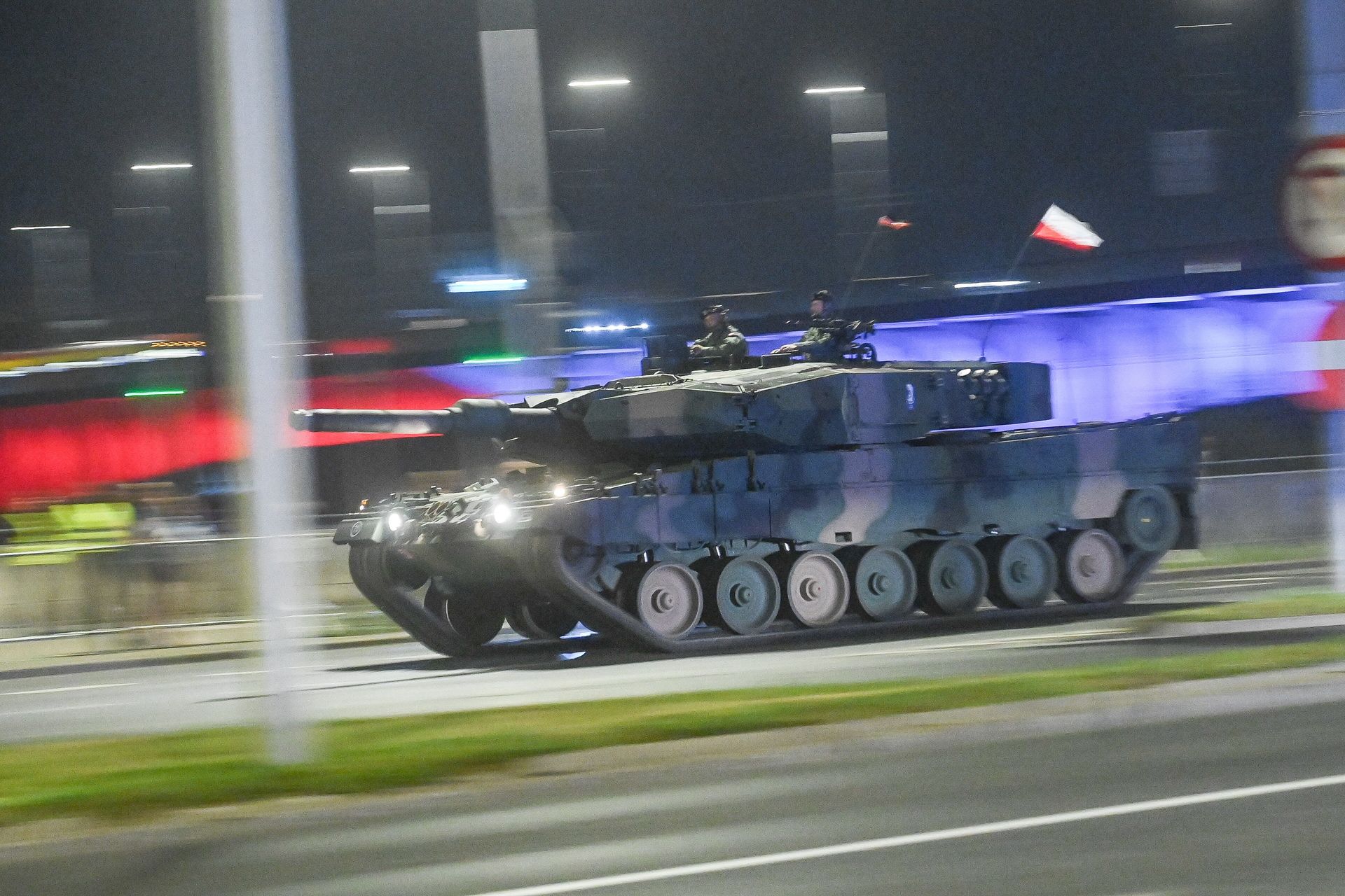 Czołgi przejechały nocą przez Warszawę. Wojsko gotowe do defilady