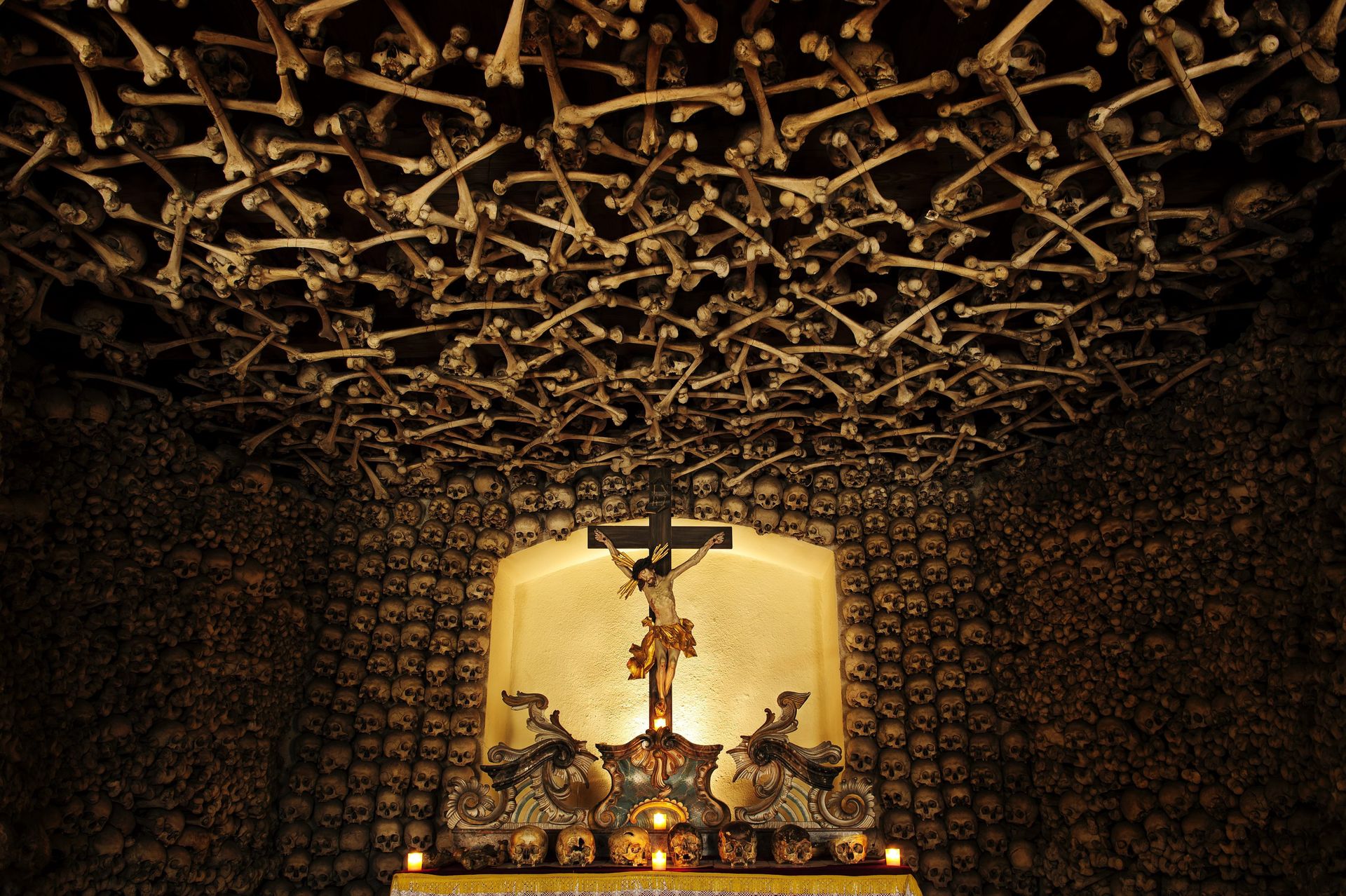 Jedyne takie miejsce w Polsce. Mimo, iż budzi grozę, to jest turystycznym hitem