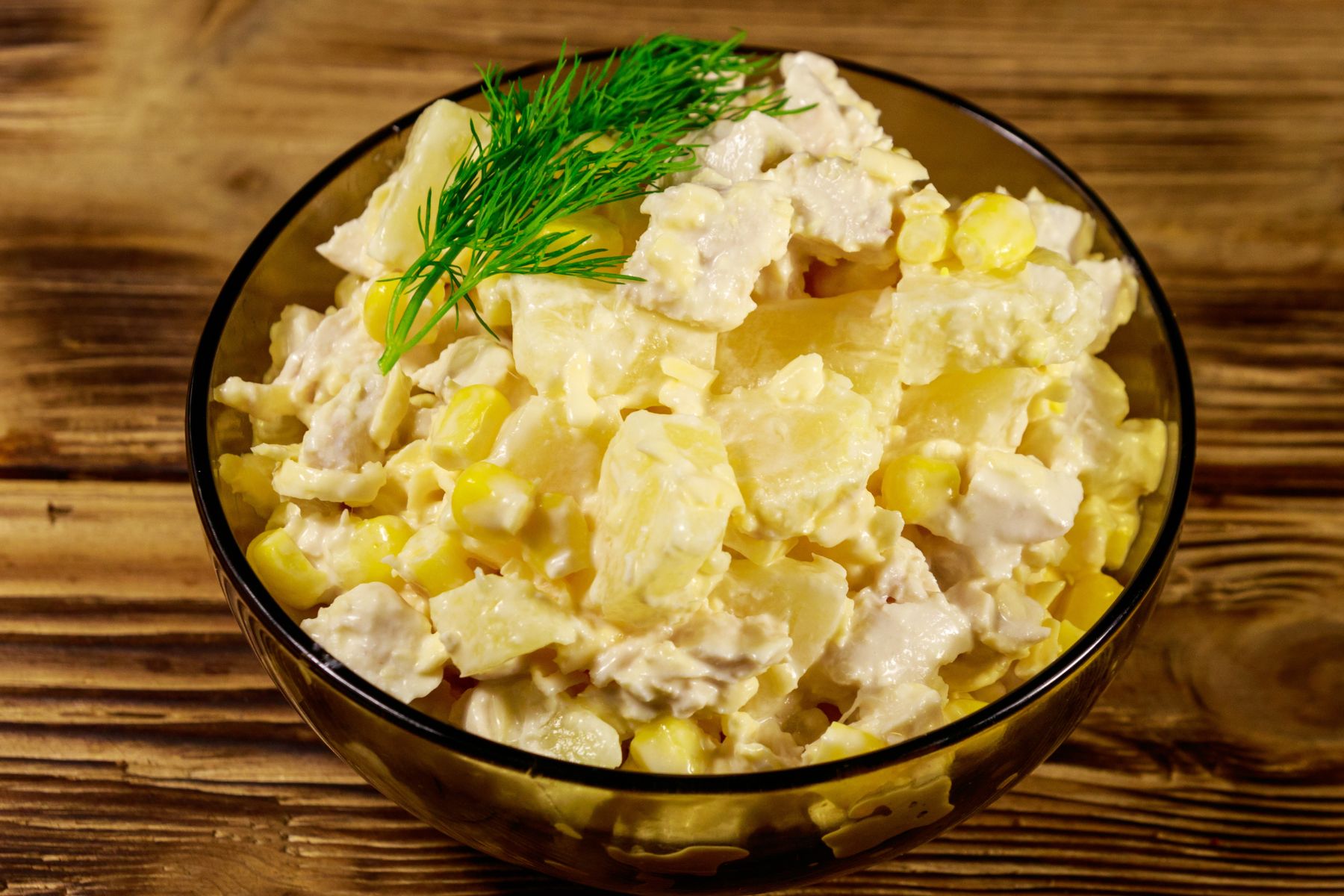 Na wizytę księdza teściowa robi sałatkę z kurczakiem siostry Anastazji. Tak pyszna, iż przepis krąży po całej parafii