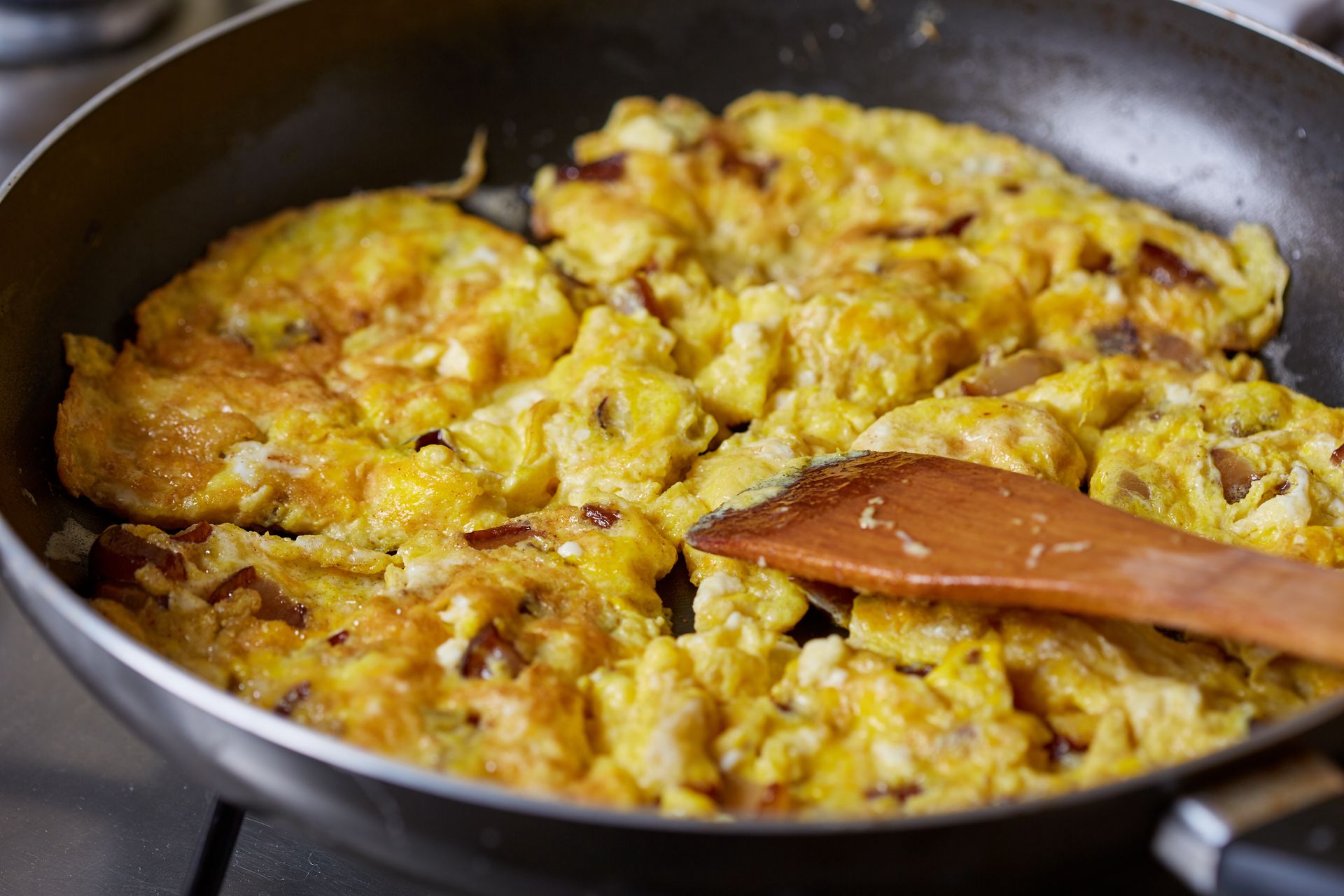 Rozgnieć widelcem i wrzuć na patelnię. Syci bardziej niż jajecznica