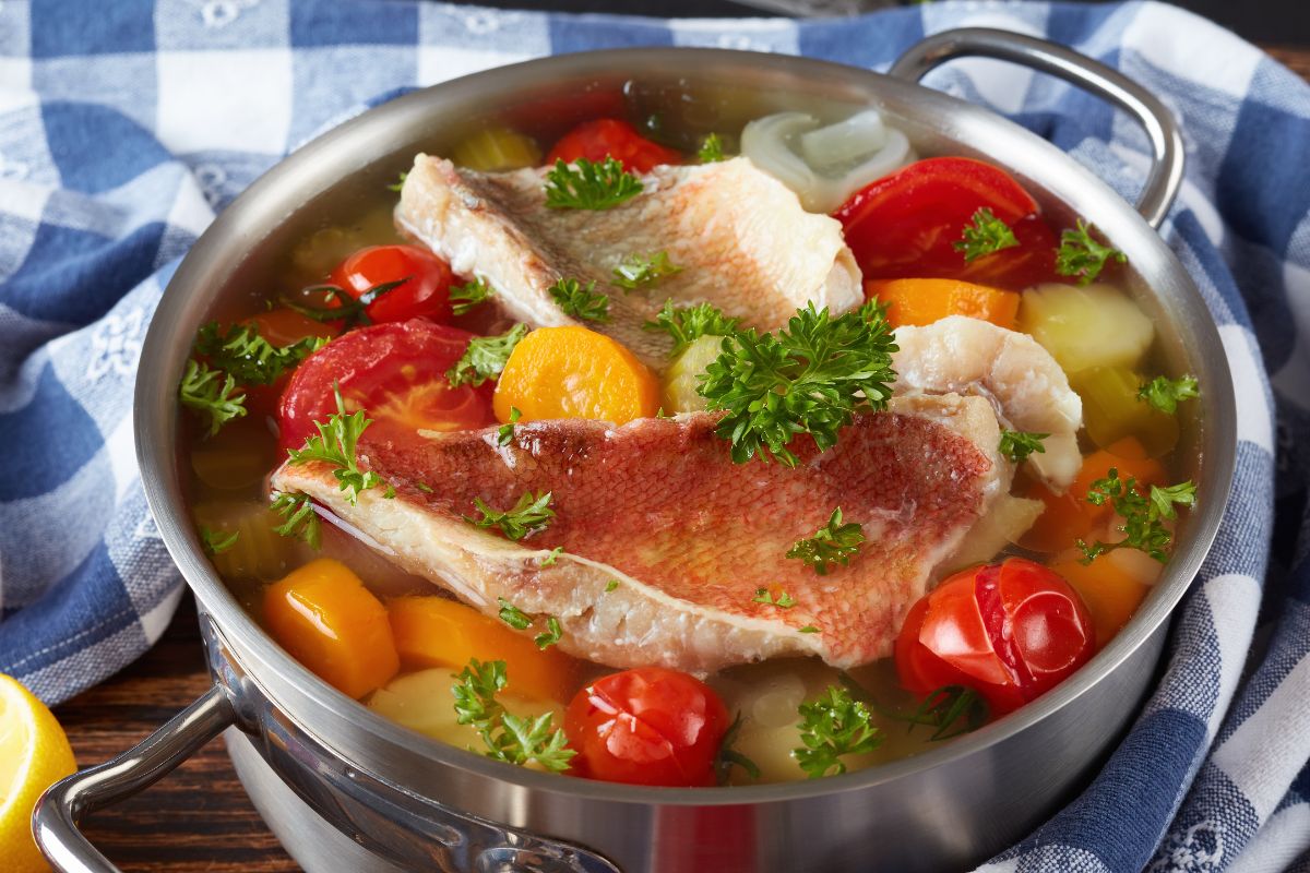 Zupę rybną robię po grecku. Jeden składnik dodaje jej rześkości