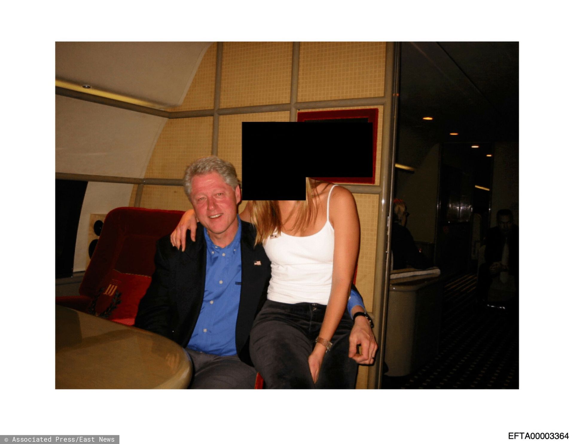 Clinton kozłem ofiarnym? Jest na zdjęciach z afery Epsteina