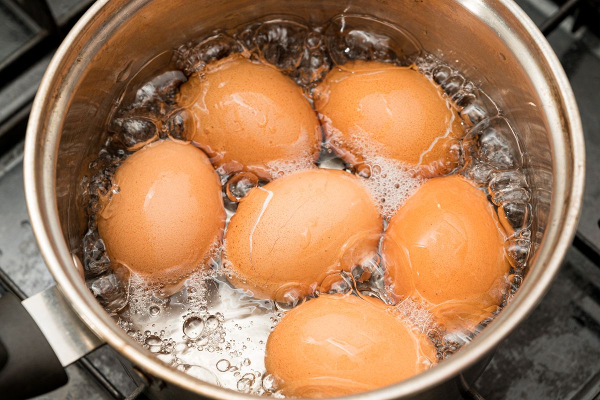 Nagminny błąd przy gotowaniu jajek. Fatalnie wpływa na smak
