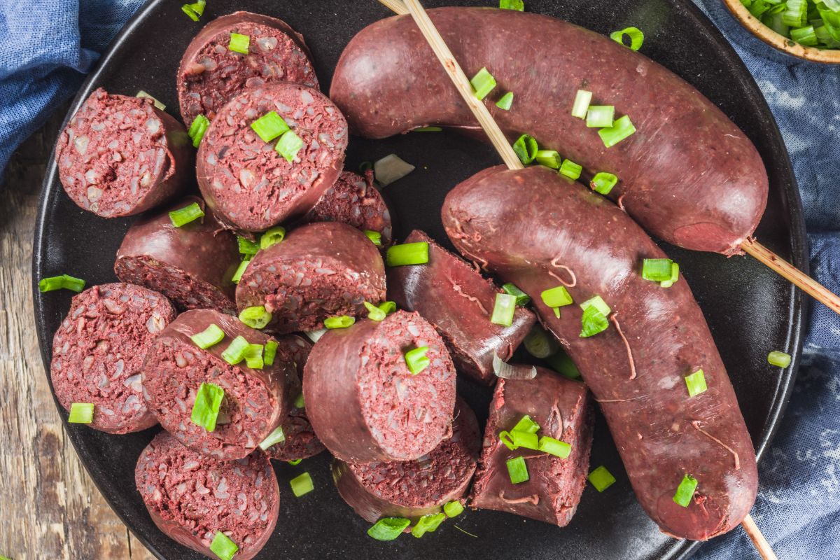 Owijam boczkiem i nadziewam na patyki. Kaszanka w takiej formie to hit grillowania