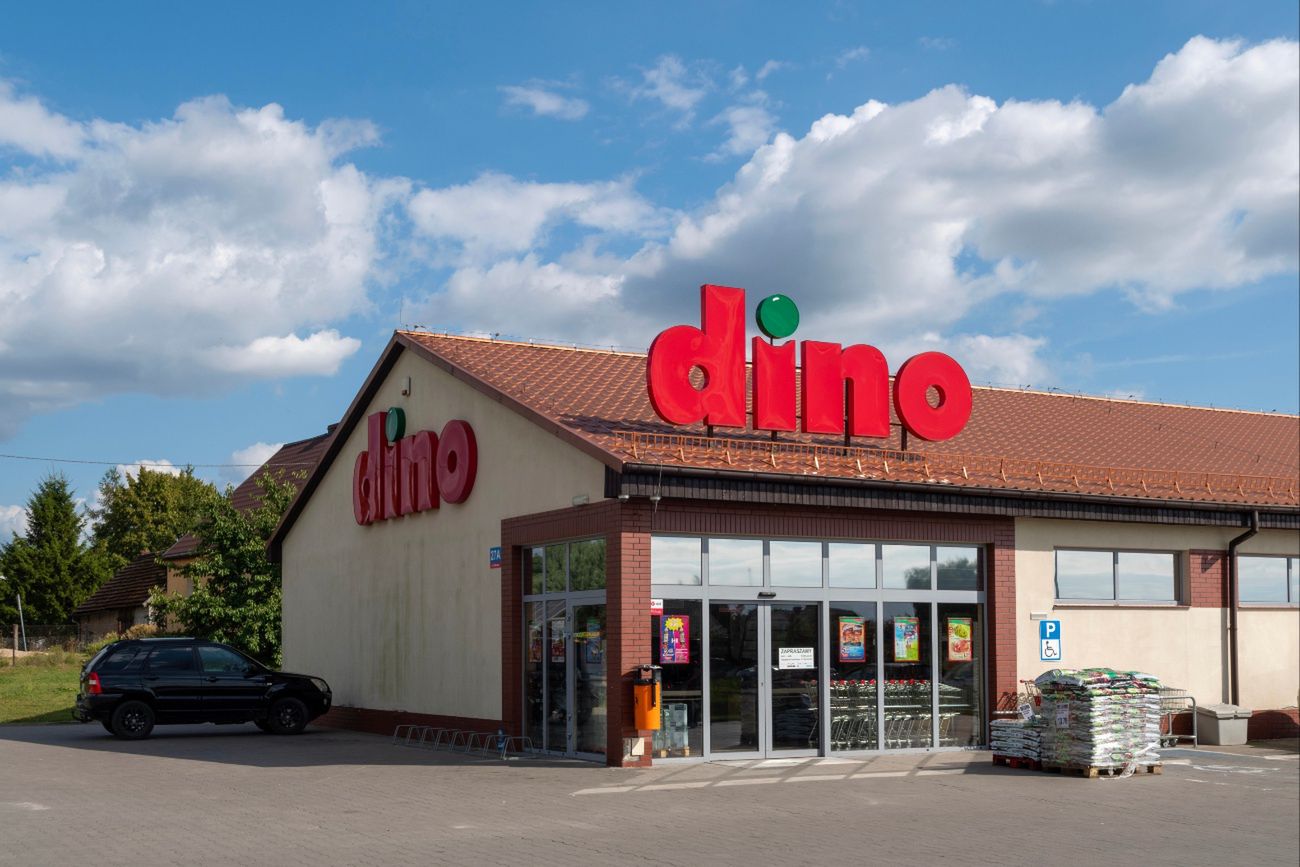 Autem staranowali drzwi Dino. Seria włamań do sklepów