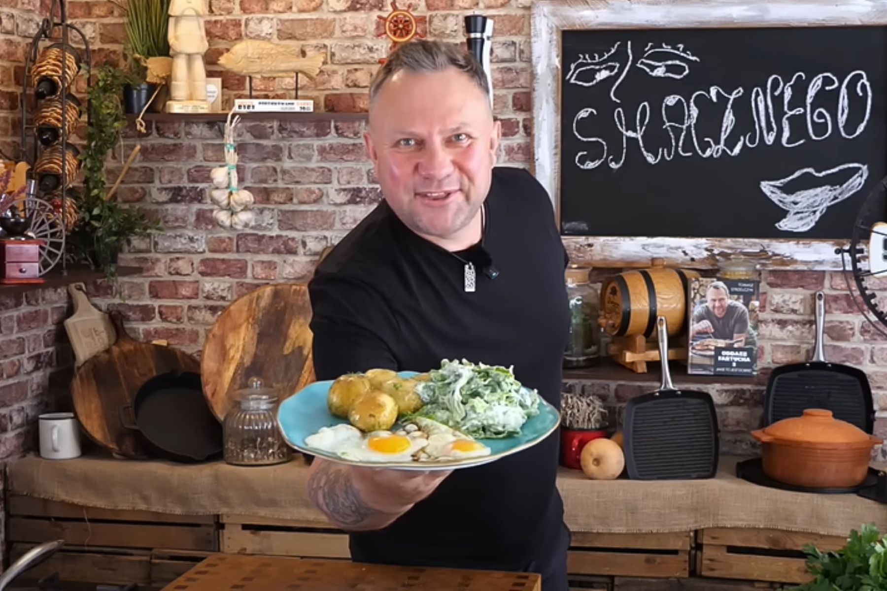 Tomasz Strzelczyk odtworzył obiad z dzieciństwa. "Rodzice często tak mnie karmili"