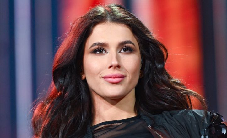 Roksana Węgiel promuje nowy singiel, paradując w KUSYCH SZORTACH