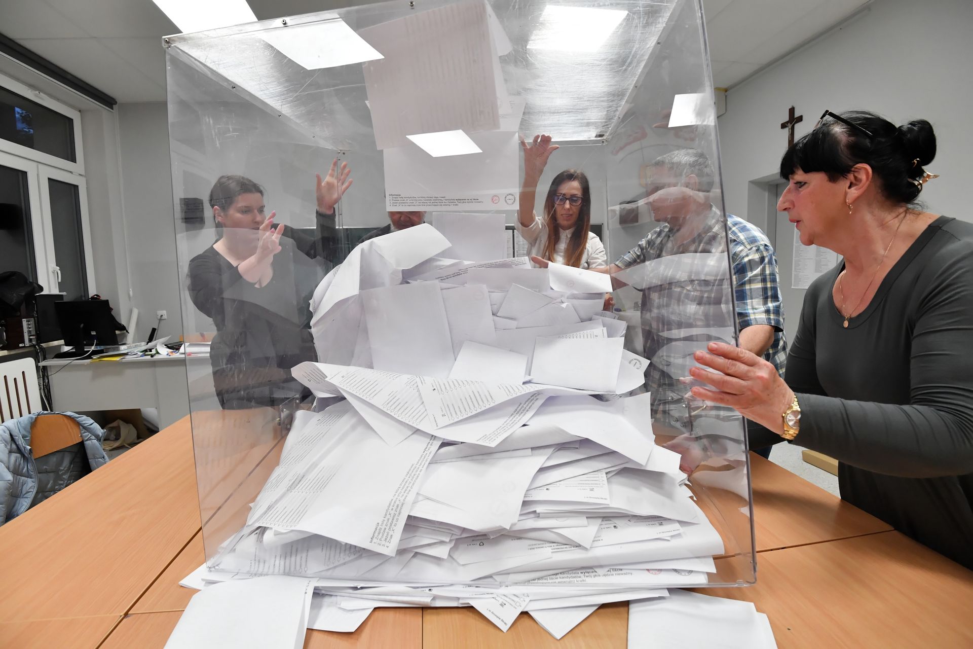 Sondaże exit poll i late poll - czym są? Kiedy pojawią się te wyniki i czym się różnią od oficjalnych wyników?