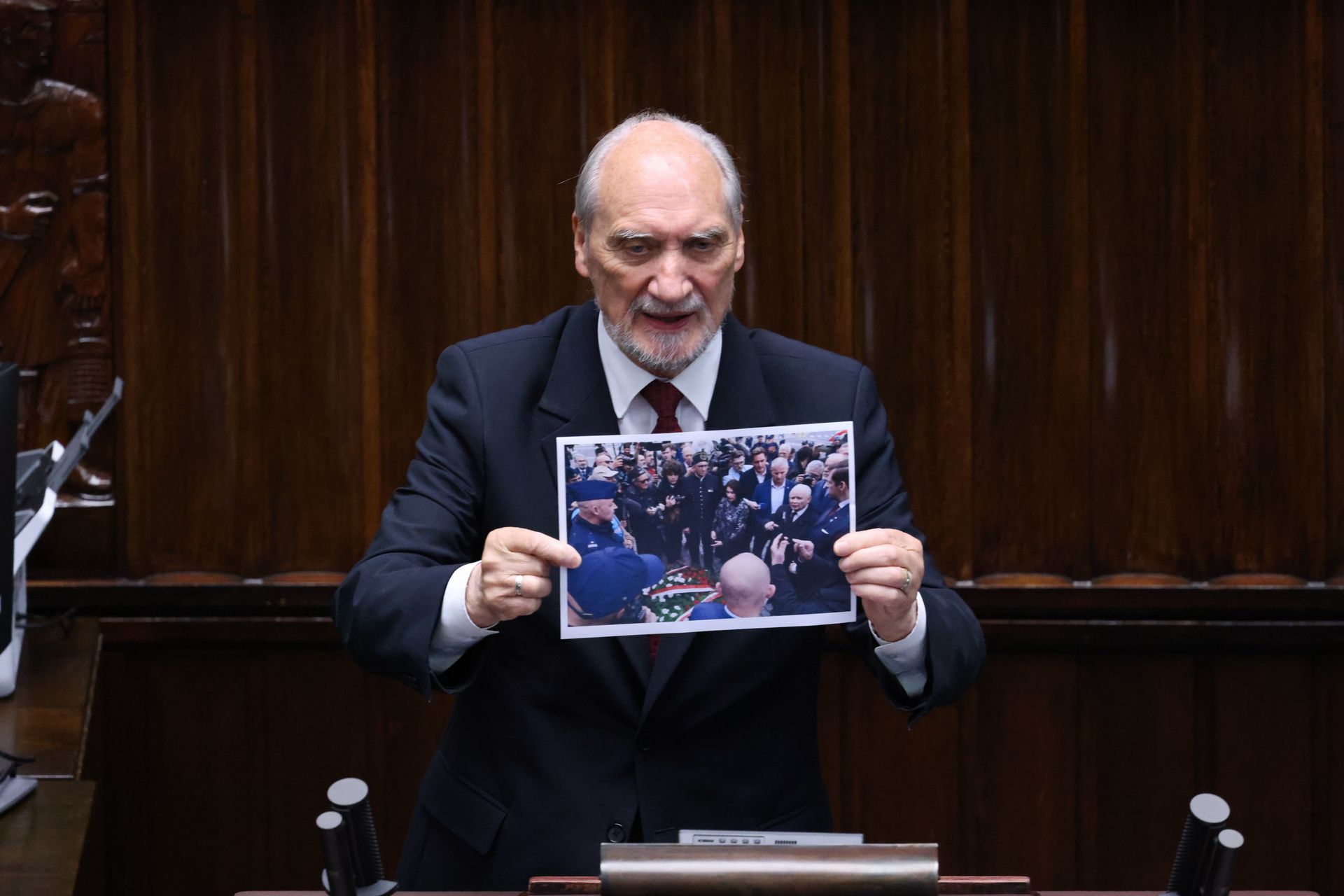 Awantura w Sejmie. Macierewicz oskarża policję