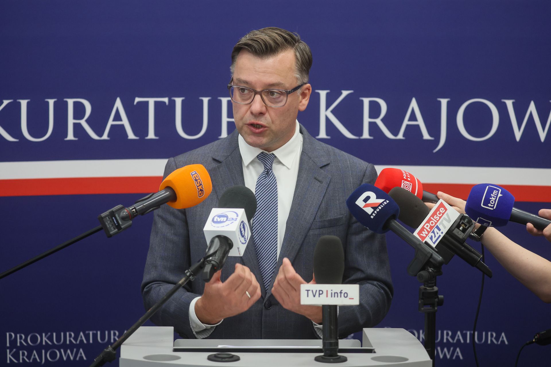 Rozbieżność w komunikatach? Prokuratura wyjaśnia słowa Tuska