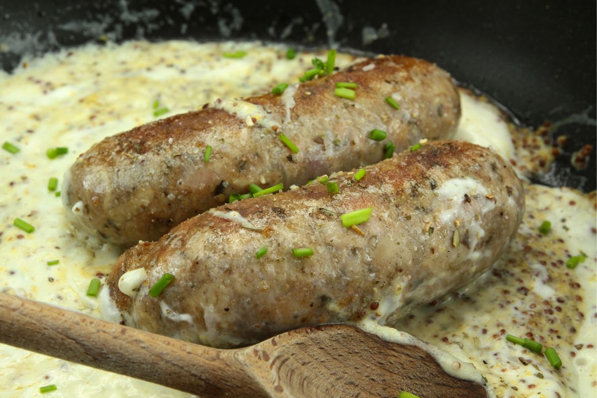 Białą kiełbasę serwuję na wielkanocny obiad. Rodzina co roku zachwala sosik